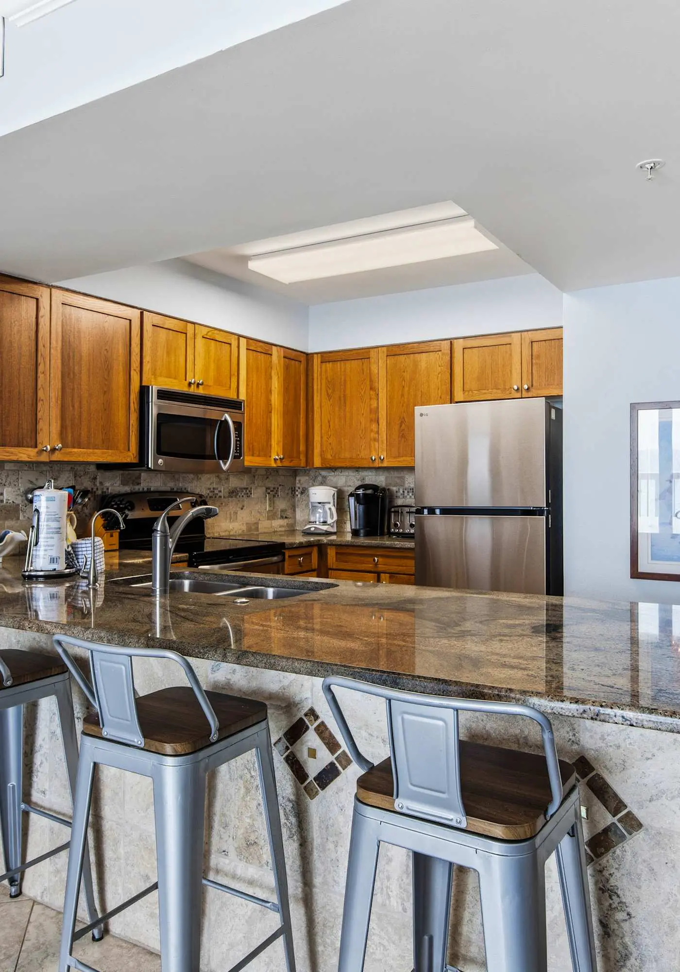 Beachfront, 5th-floor condo with amazing views, pools, hot tub, & gyms