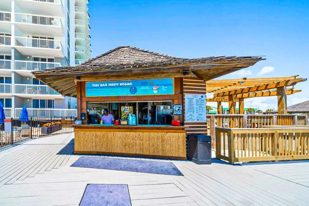 Beachfront, 5th-floor condo with amazing views, pools, hot tub, & gyms