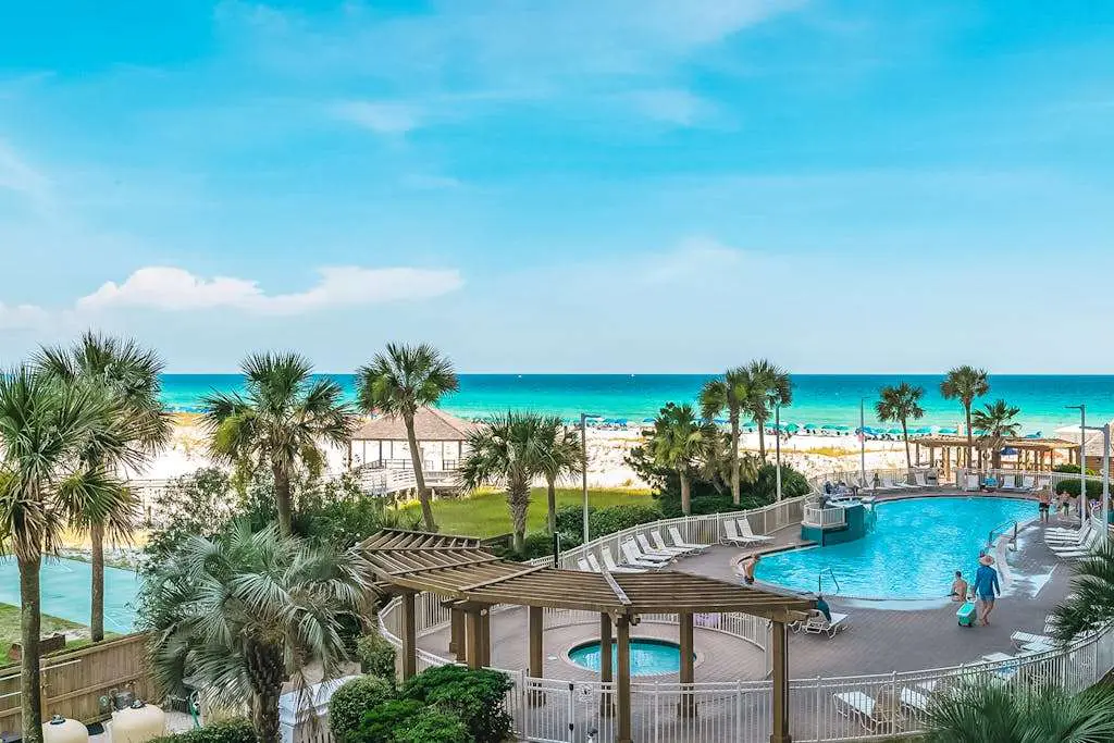 Beachfront, 5th-floor condo with amazing views, pools, hot tub, & gyms