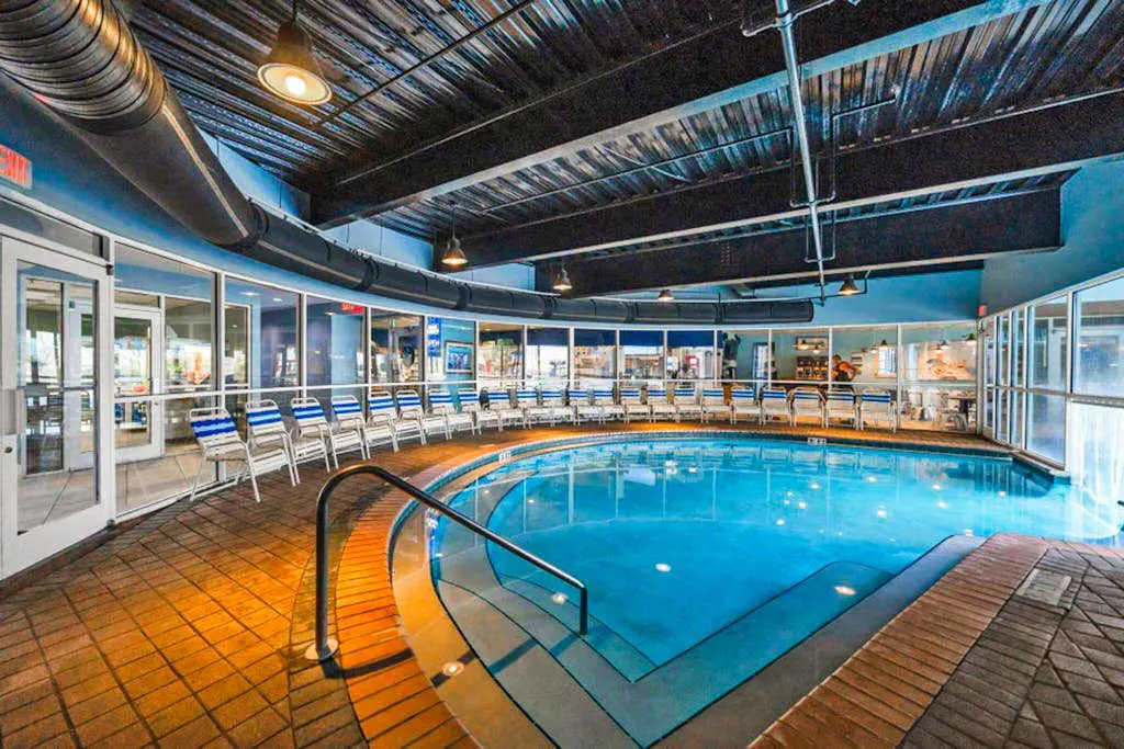 Beachfront, 5th-floor condo with amazing views, pools, hot tub, & gyms
