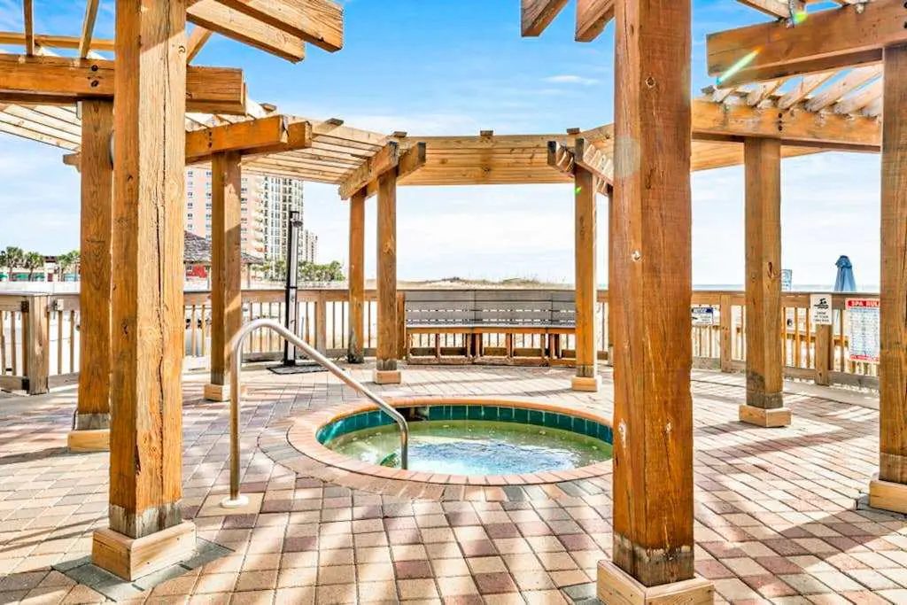 Beachfront, 5th-floor condo with amazing views, pools, hot tub, & gyms
