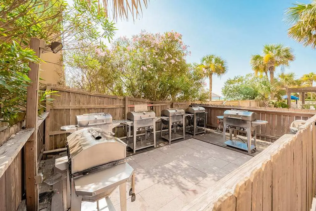 Beachfront, 5th-floor condo with amazing views, pools, hot tub, & gyms