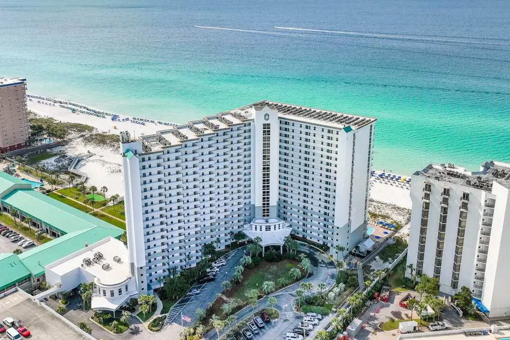 Beachfront, 5th-floor condo with amazing views, pools, hot tub, & gyms