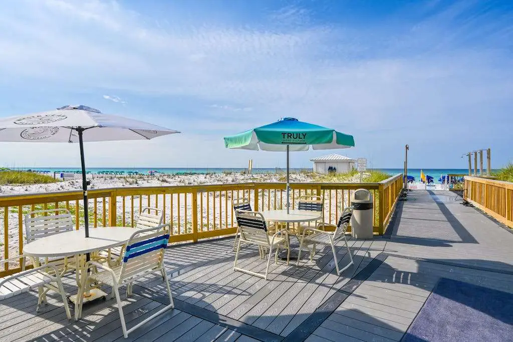 Beachfront, 5th-floor condo with amazing views, pools, hot tub, & gyms