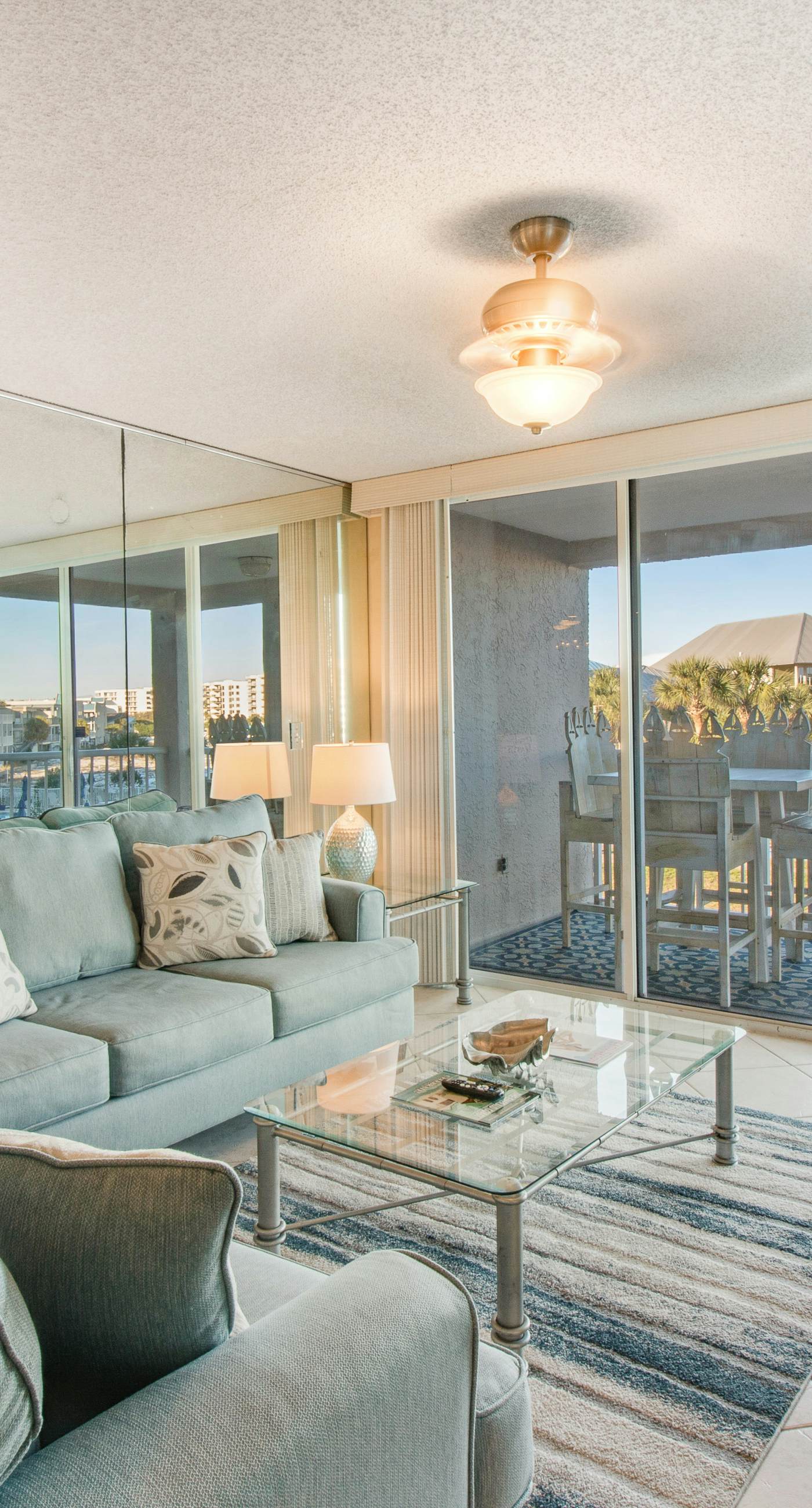 Gorgeous bay view condo, beach setup & bicycles included, Close to shopping