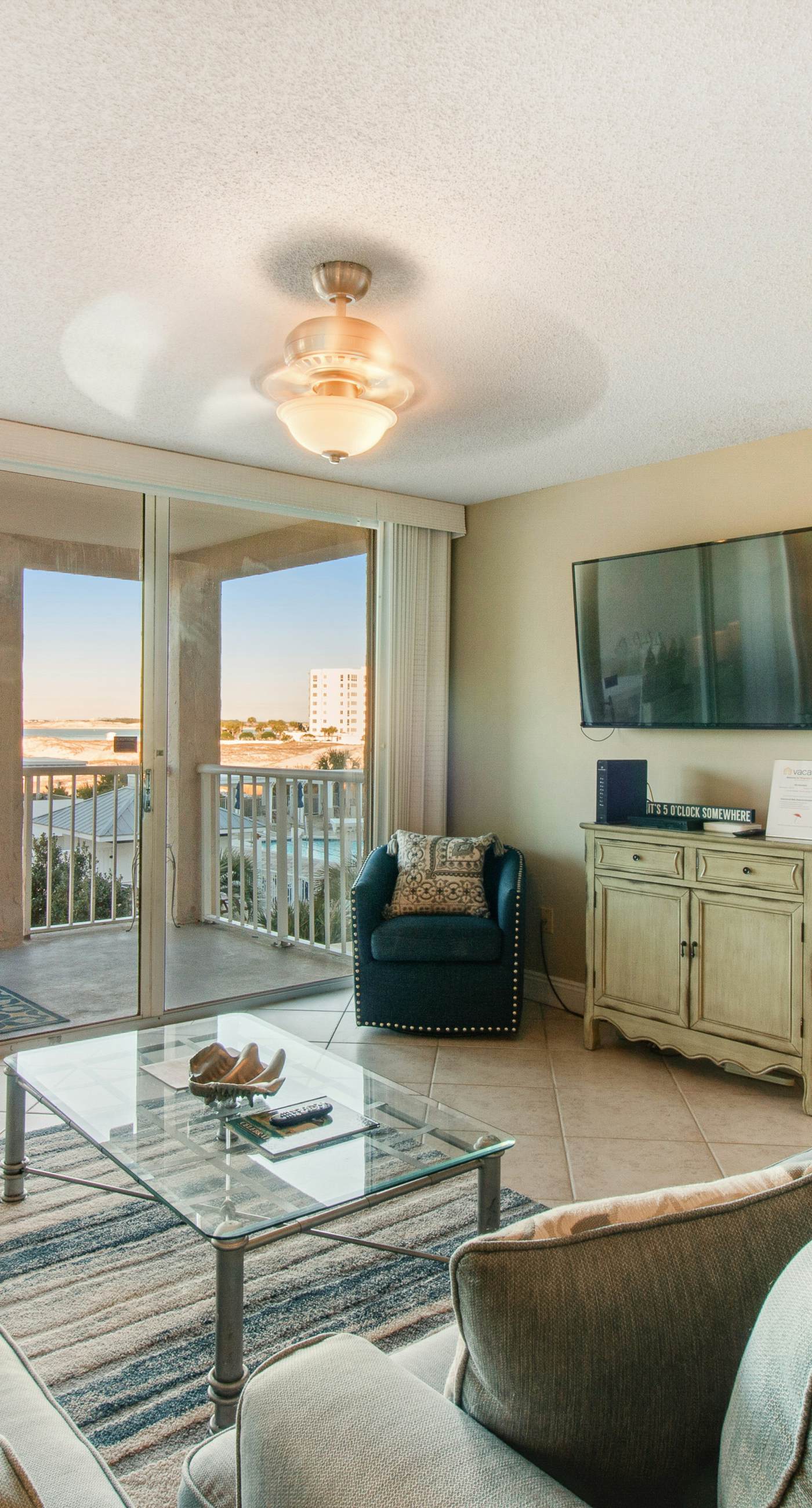 Gorgeous bay view condo, beach setup & bicycles included, Close to shopping