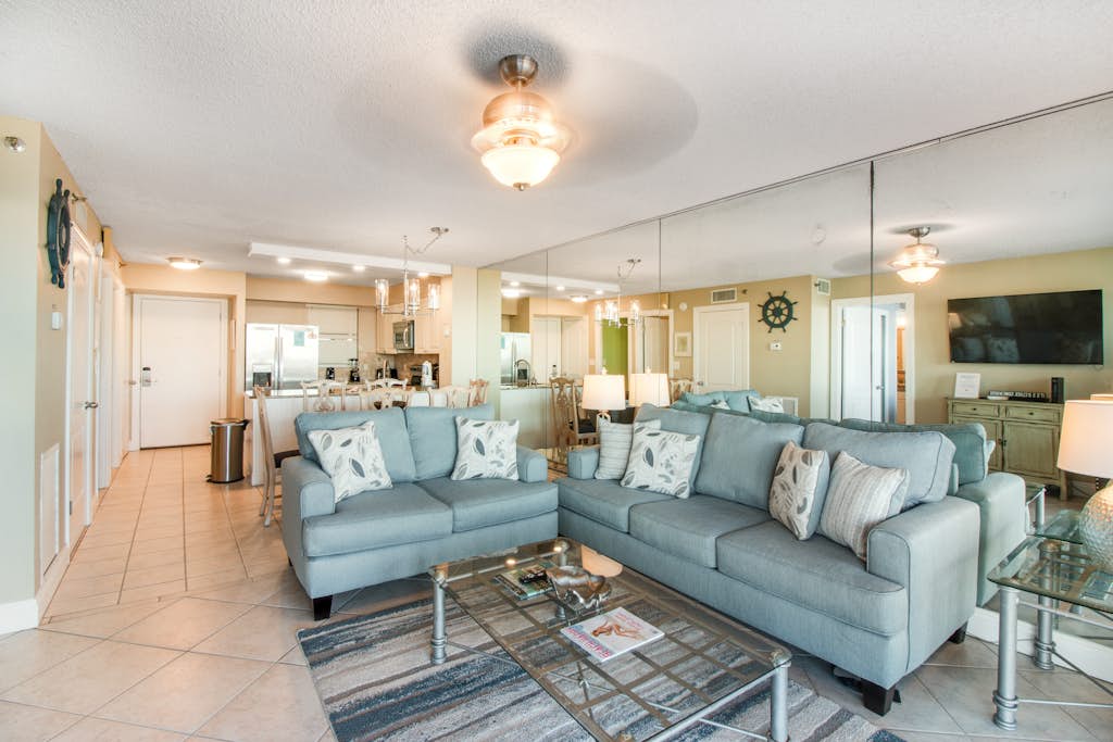 Gorgeous bay view condo, beach setup & bicycles included, Close to shopping