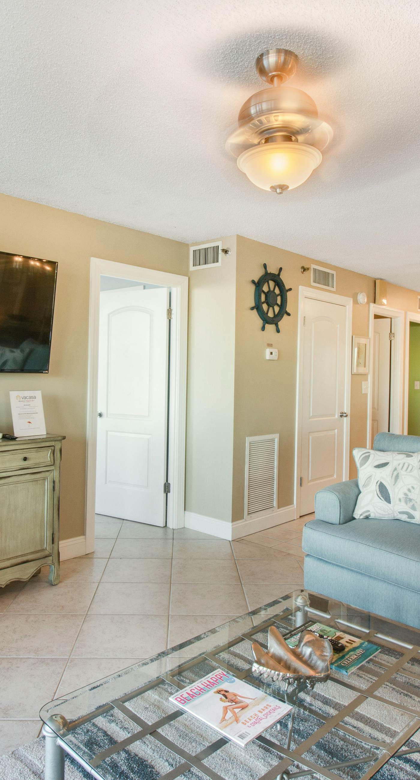 Gorgeous bay view condo, beach setup & bicycles included, Close to shopping