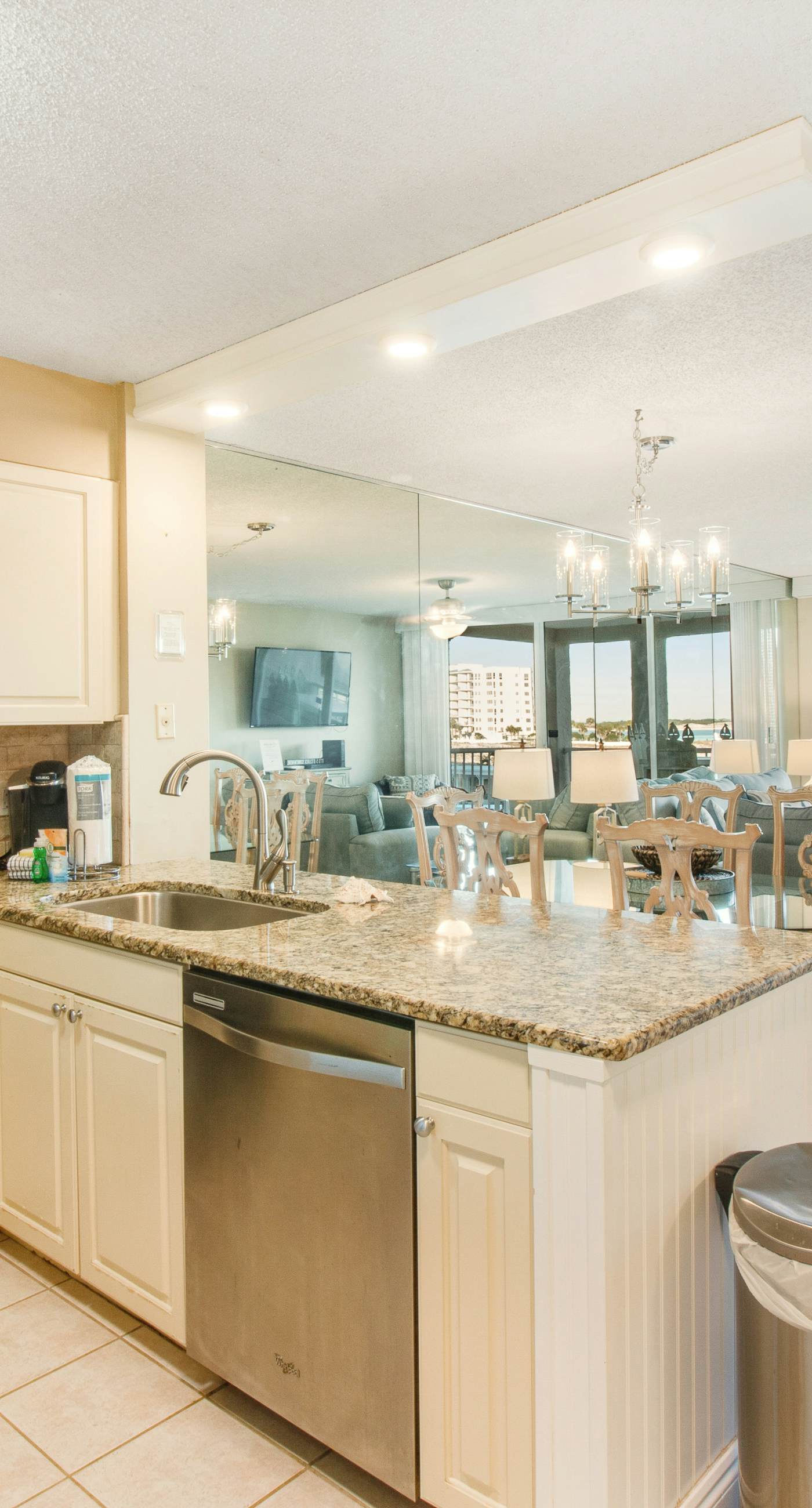 Gorgeous bay view condo, beach setup & bicycles included, Close to shopping