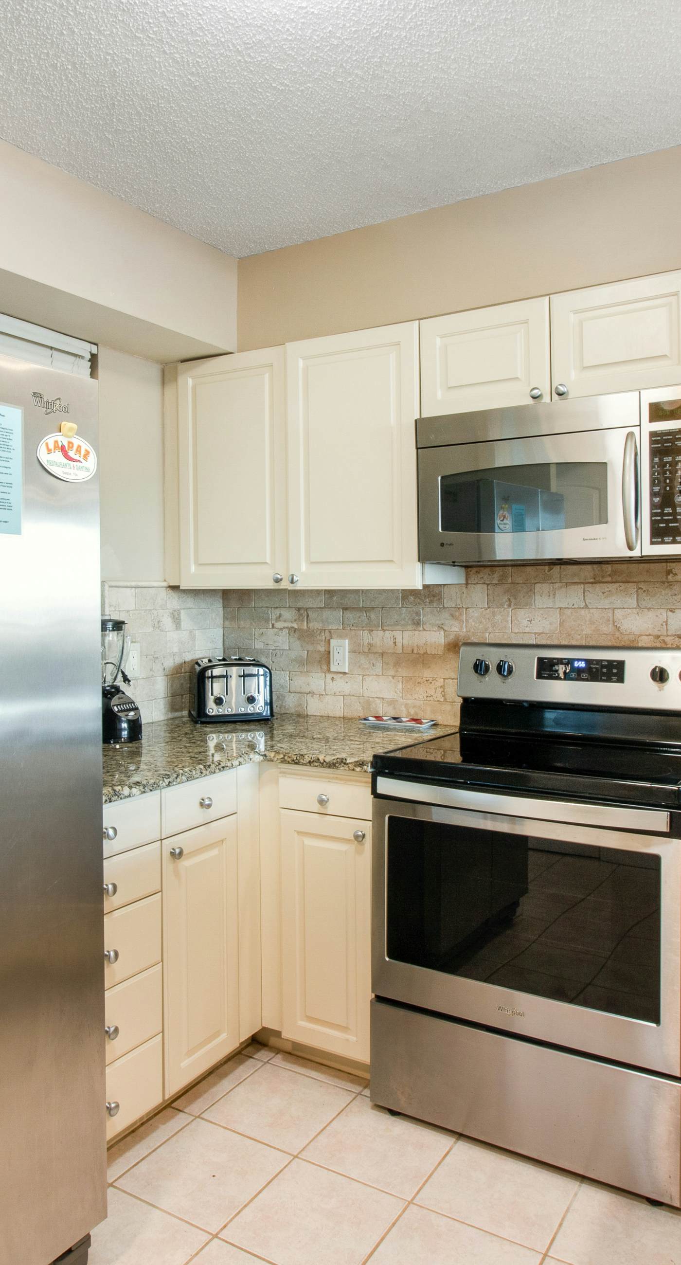 Gorgeous bay view condo, beach setup & bicycles included, Close to shopping