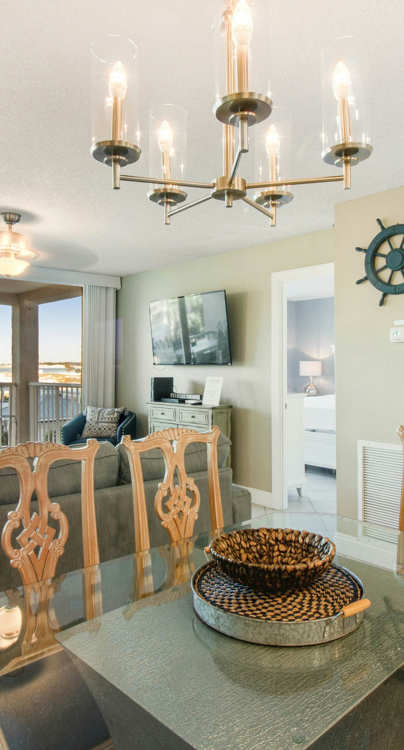 Gorgeous bay view condo, beach setup & bicycles included, Close to shopping