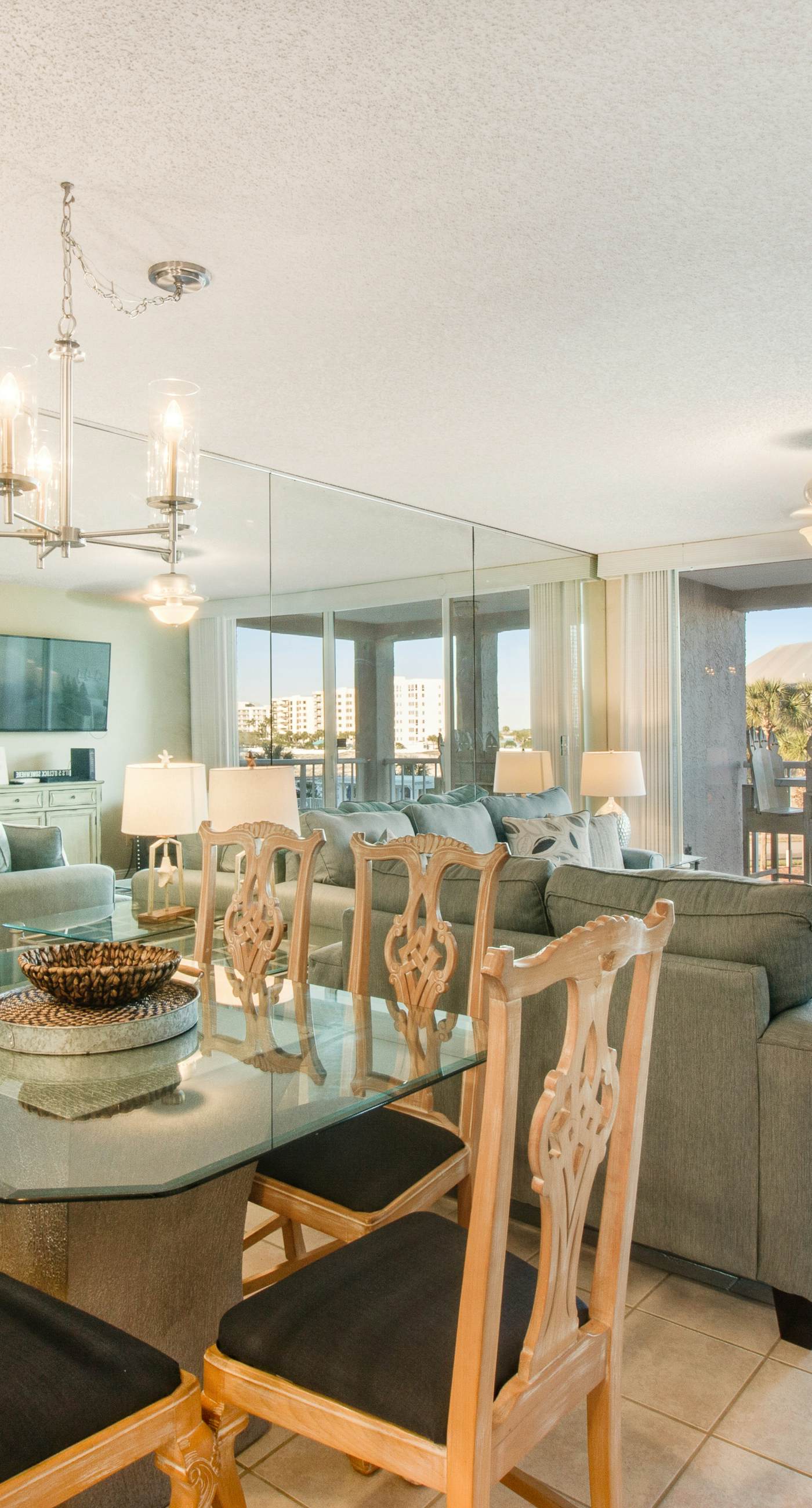 Gorgeous bay view condo, beach setup & bicycles included, Close to shopping