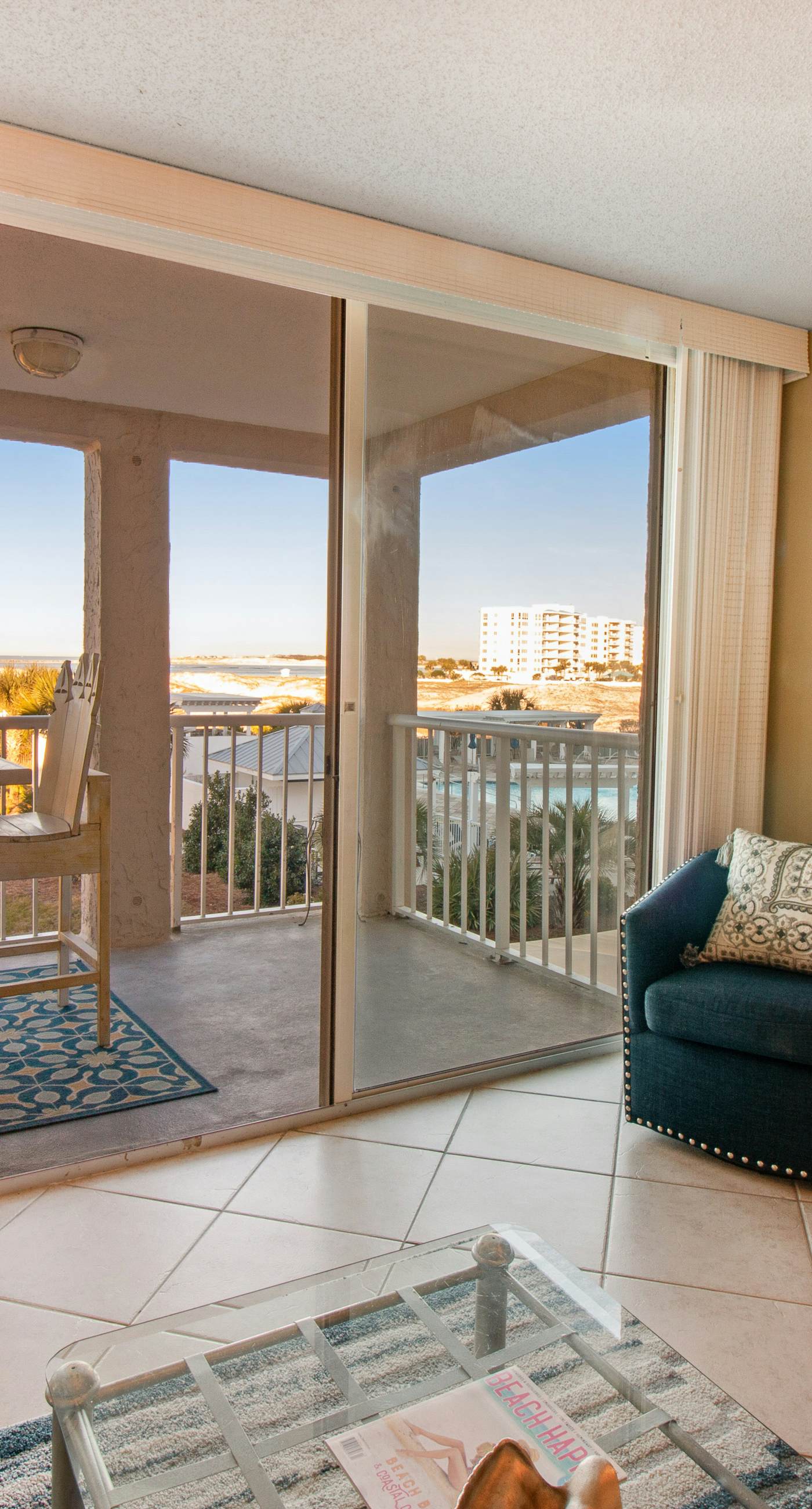 Gorgeous bay view condo, beach setup & bicycles included, Close to shopping