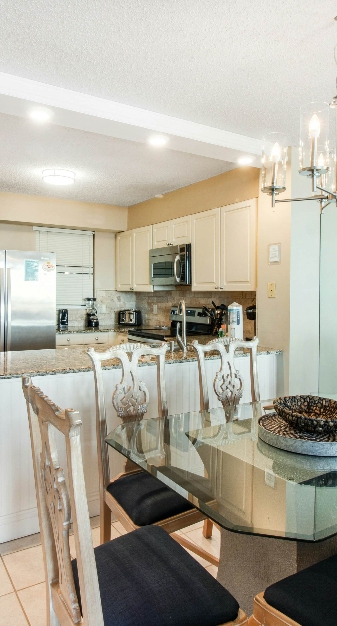 Gorgeous bay view condo, beach setup & bicycles included, Close to shopping