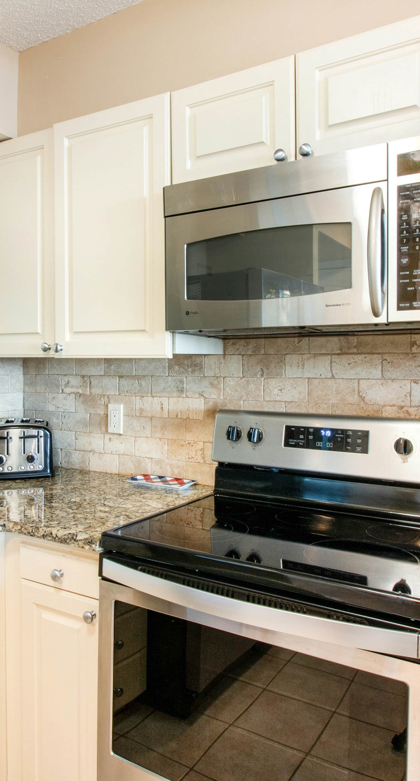 Gorgeous bay view condo, beach setup & bicycles included, Close to shopping