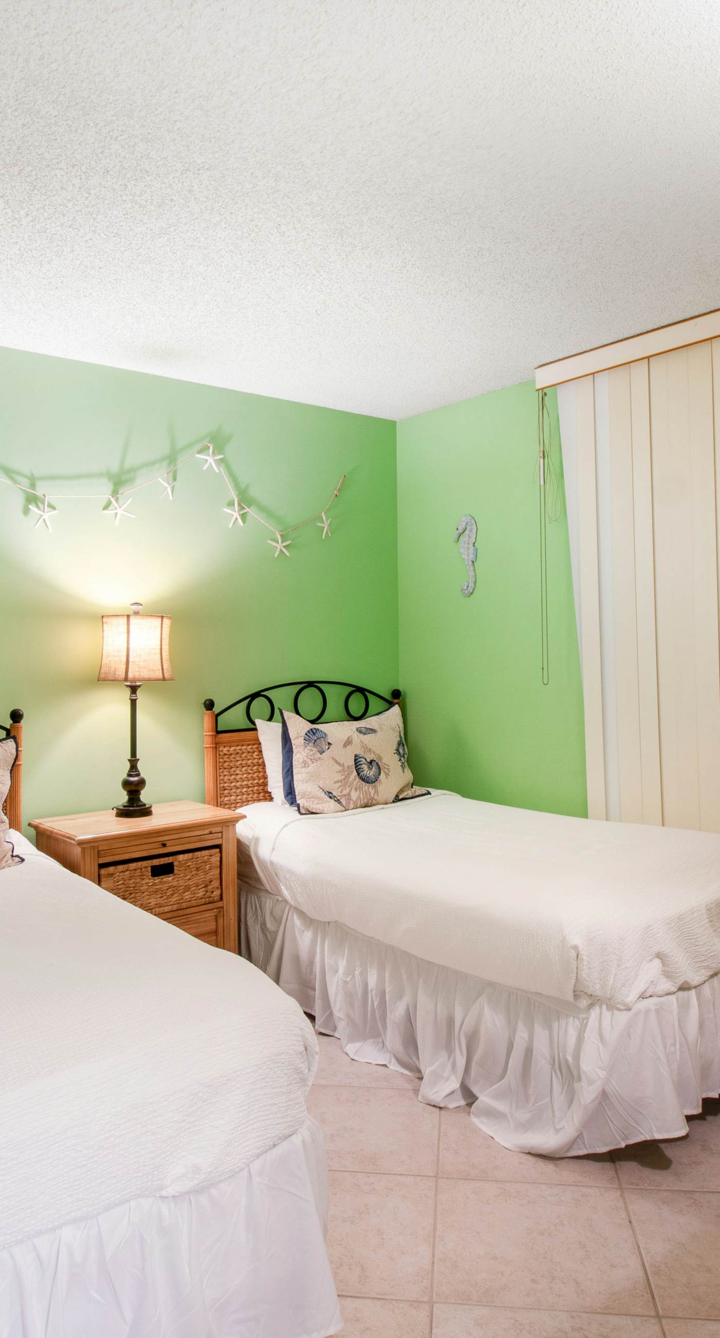 Gorgeous bay view condo, beach setup & bicycles included, Close to shopping