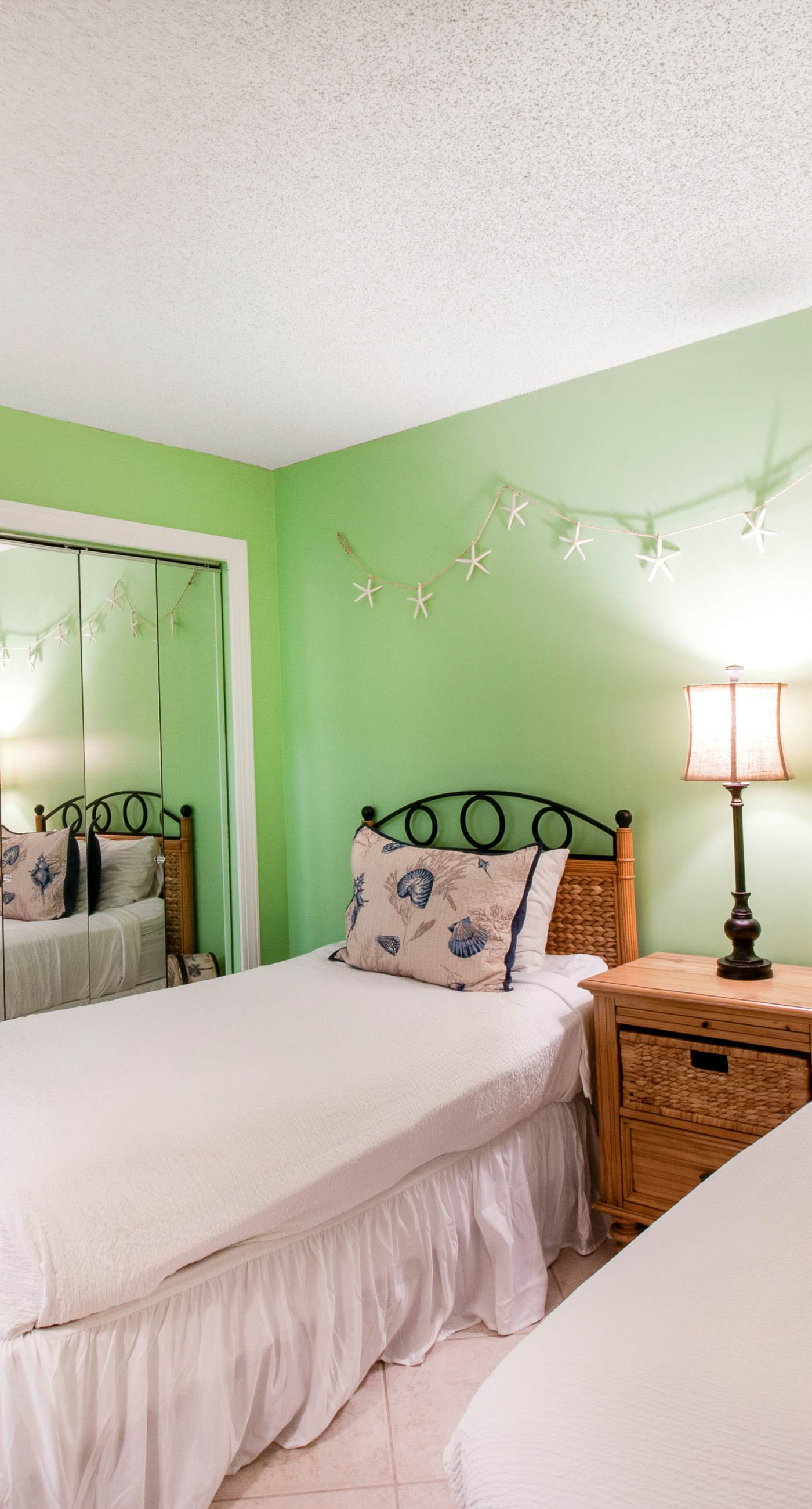 Gorgeous bay view condo, beach setup & bicycles included, Close to shopping