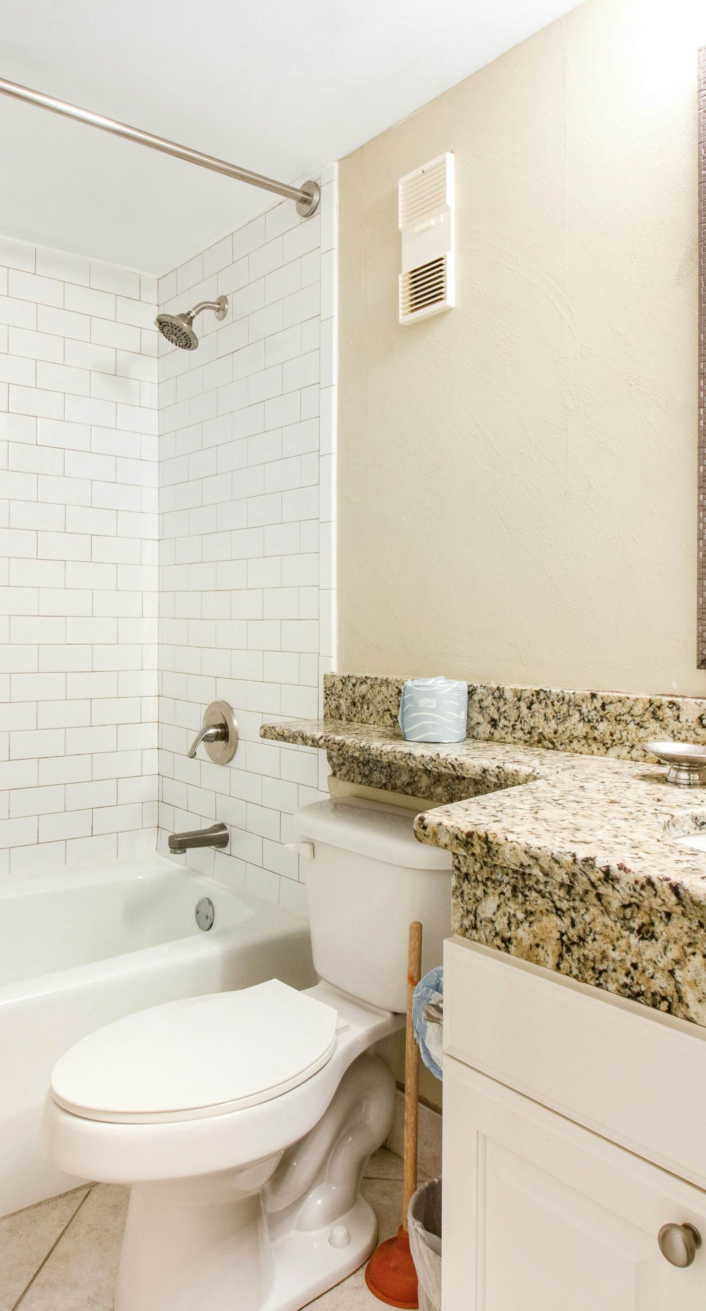 Gorgeous bay view condo, beach setup & bicycles included, Close to shopping