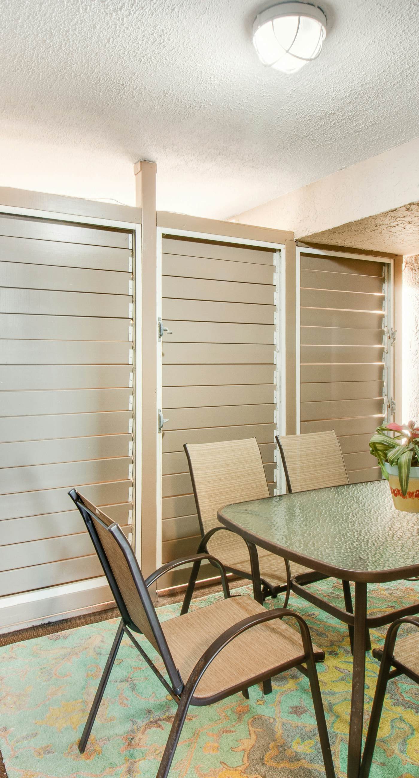 Gorgeous bay view condo, beach setup & bicycles included, Close to shopping