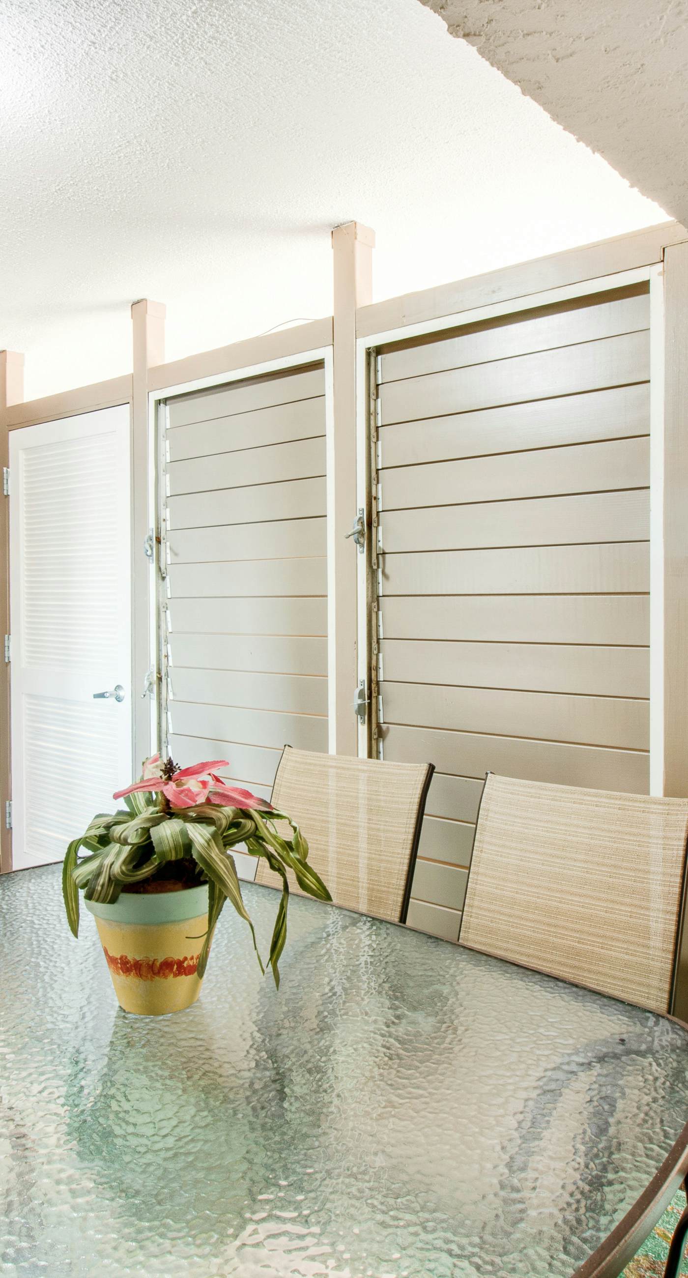 Gorgeous bay view condo, beach setup & bicycles included, Close to shopping