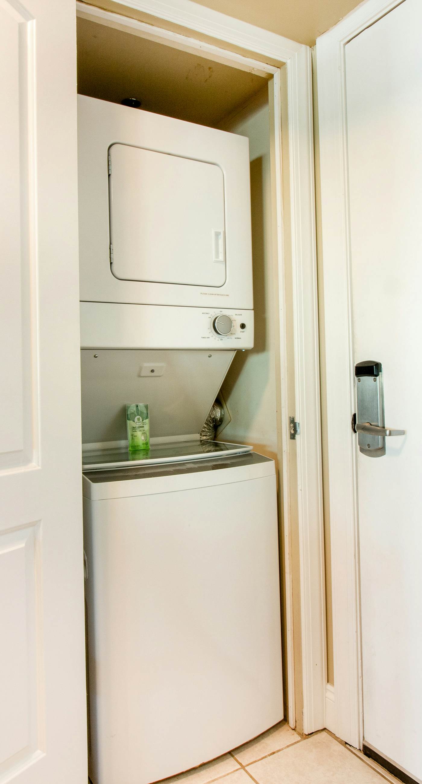 Gorgeous bay view condo, beach setup & bicycles included, Close to shopping