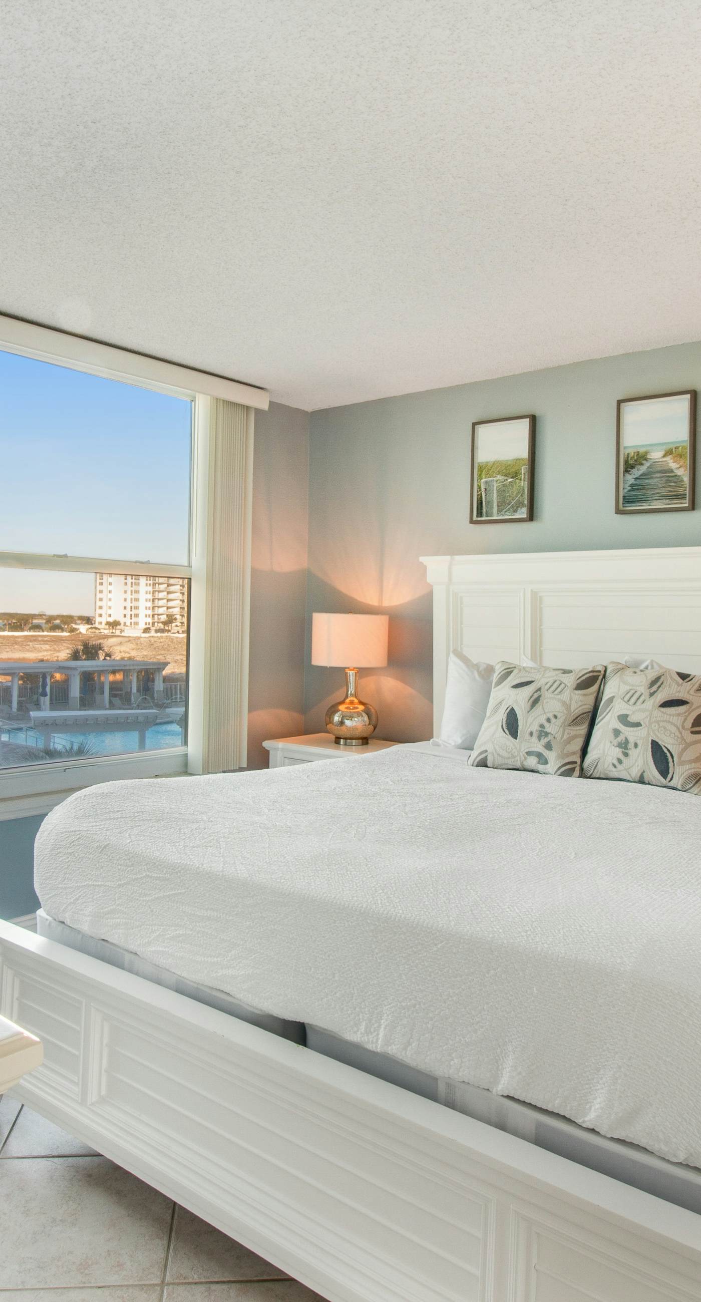 Gorgeous bay view condo, beach setup & bicycles included, Close to shopping