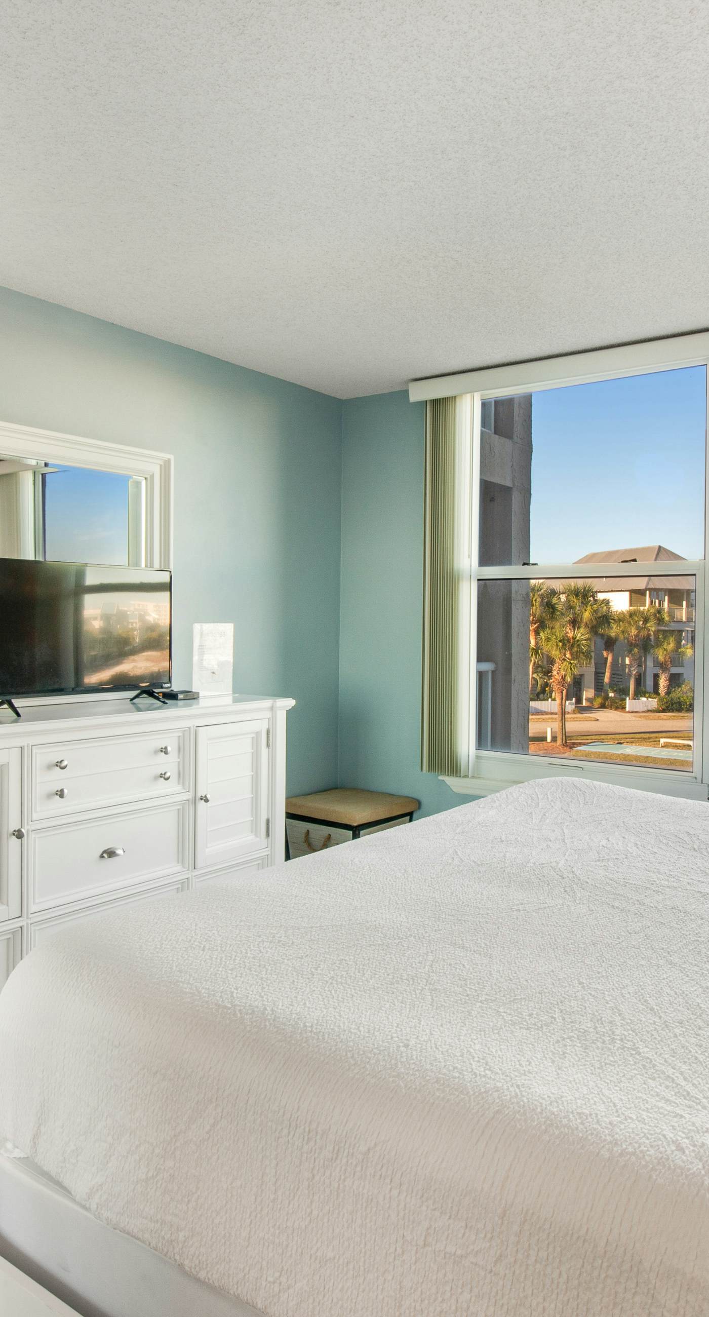 Gorgeous bay view condo, beach setup & bicycles included, Close to shopping