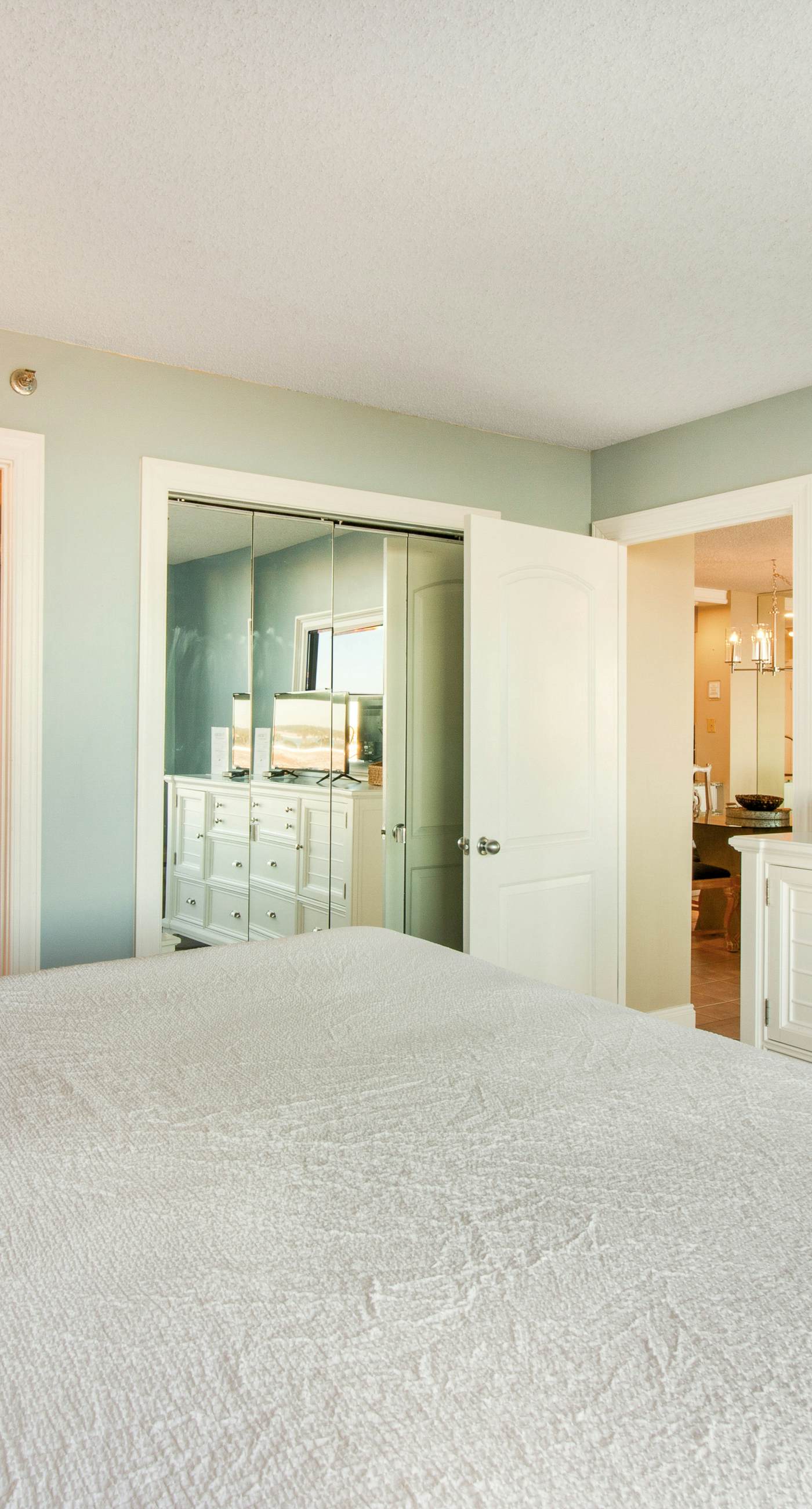 Gorgeous bay view condo, beach setup & bicycles included, Close to shopping