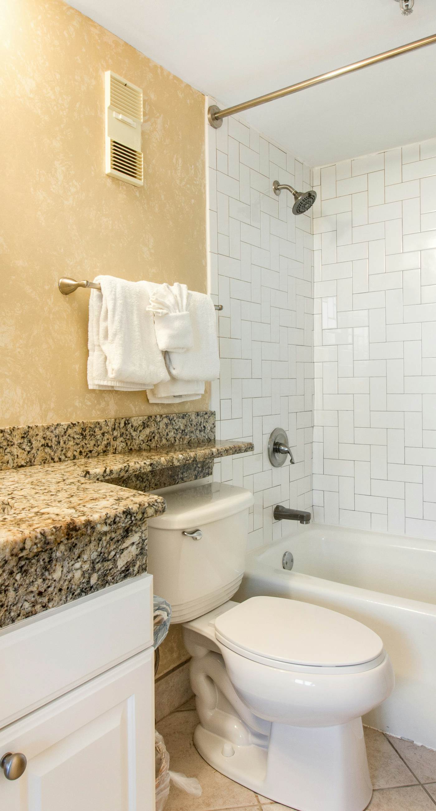 Gorgeous bay view condo, beach setup & bicycles included, Close to shopping