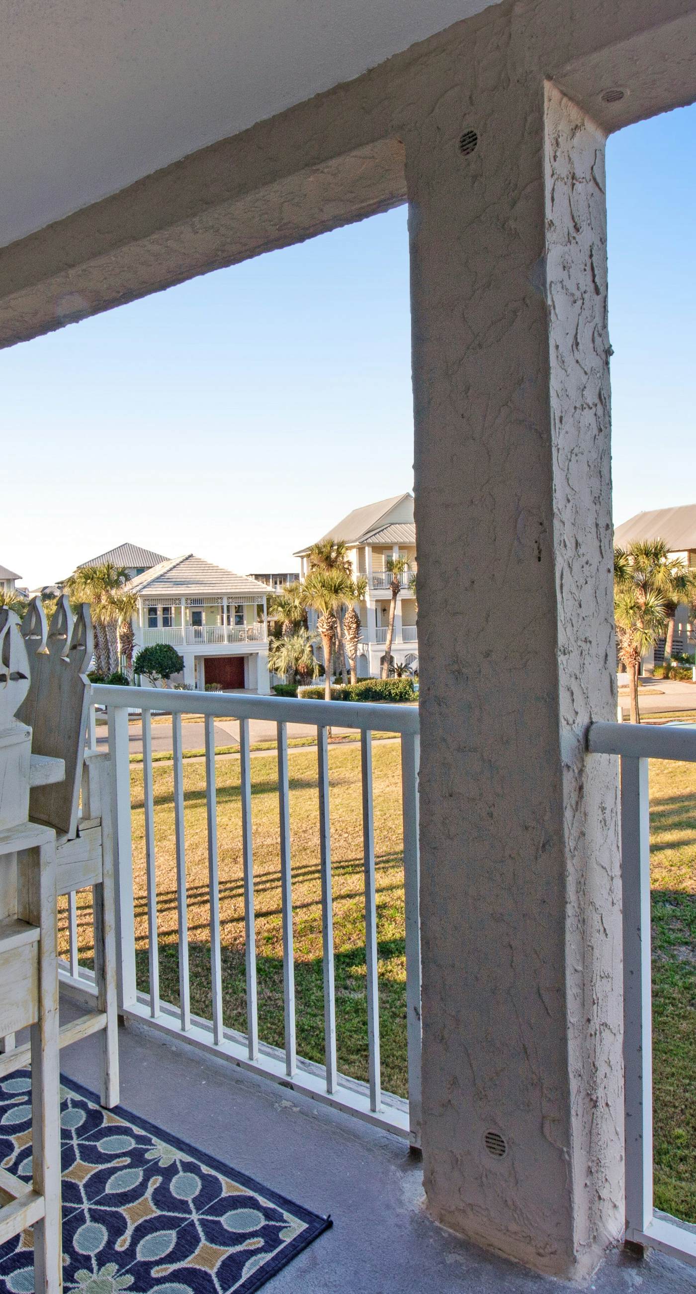 Gorgeous bay view condo, beach setup & bicycles included, Close to shopping