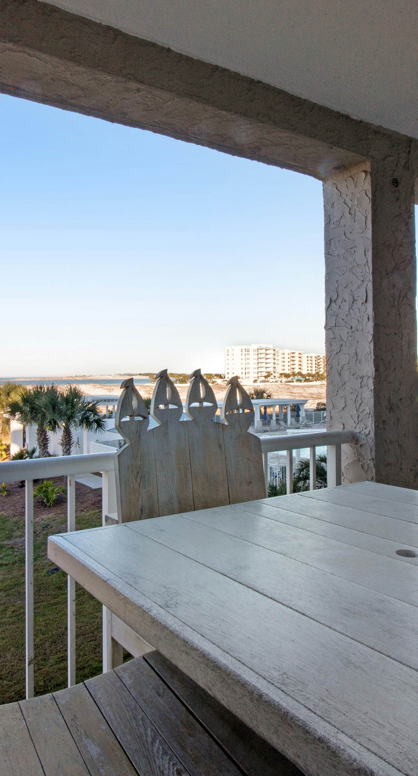 Gorgeous bay view condo, beach setup & bicycles included, Close to shopping