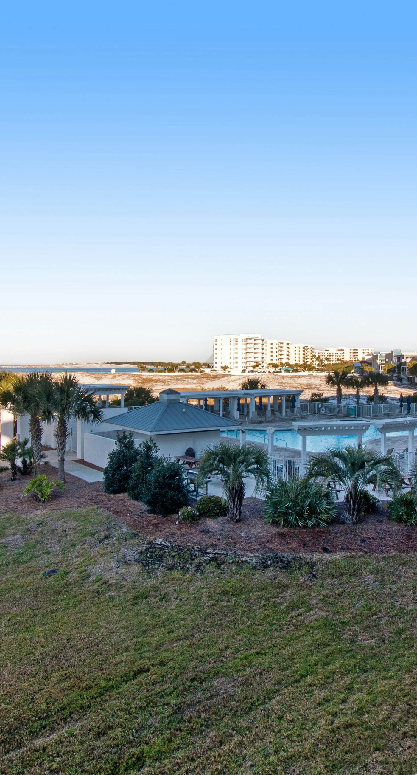 Gorgeous bay view condo, beach setup & bicycles included, Close to shopping
