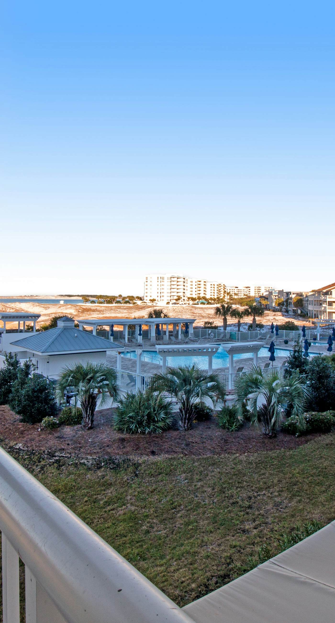 Gorgeous bay view condo, beach setup & bicycles included, Close to shopping