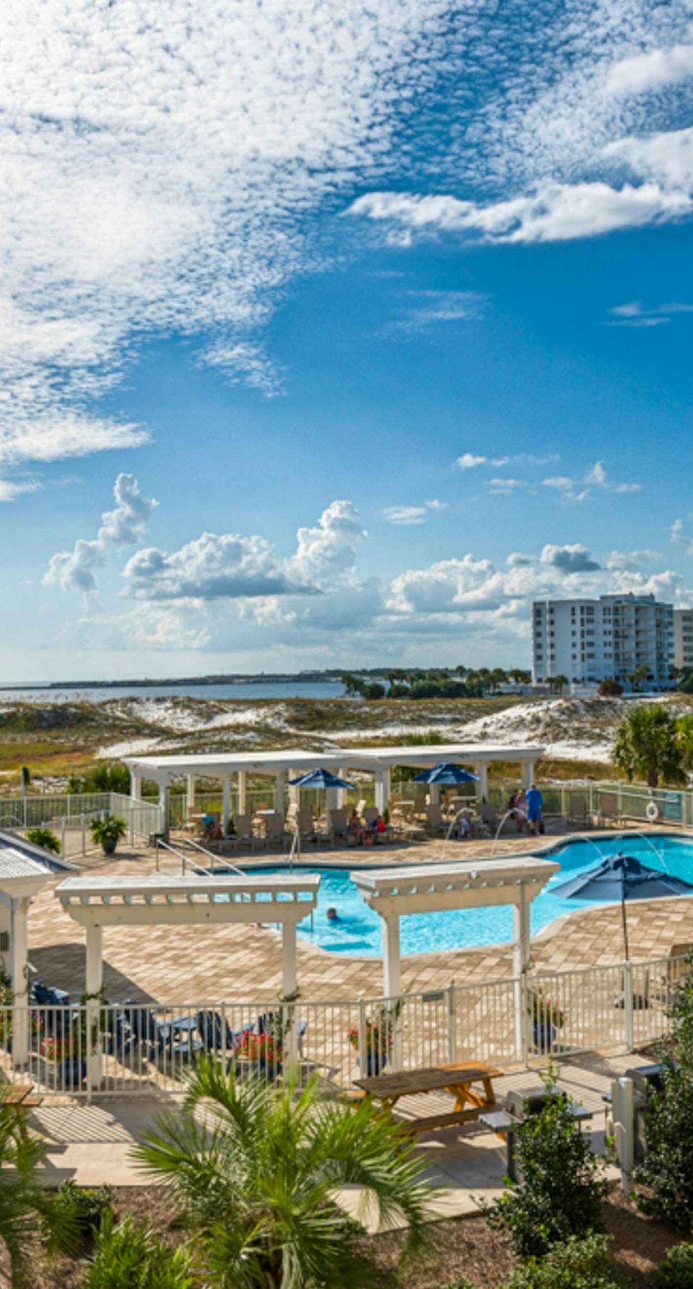 Gorgeous bay view condo, beach setup & bicycles included, Close to shopping