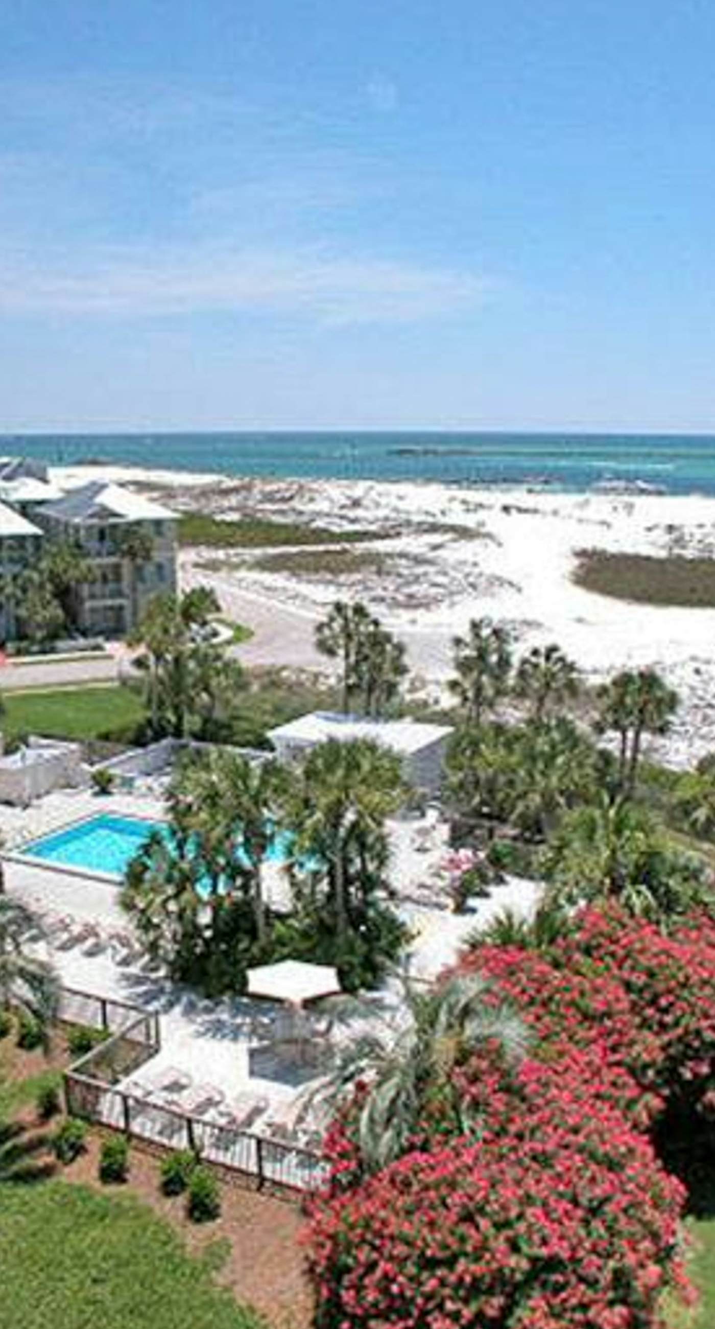 Gorgeous bay view condo, beach setup & bicycles included, Close to shopping