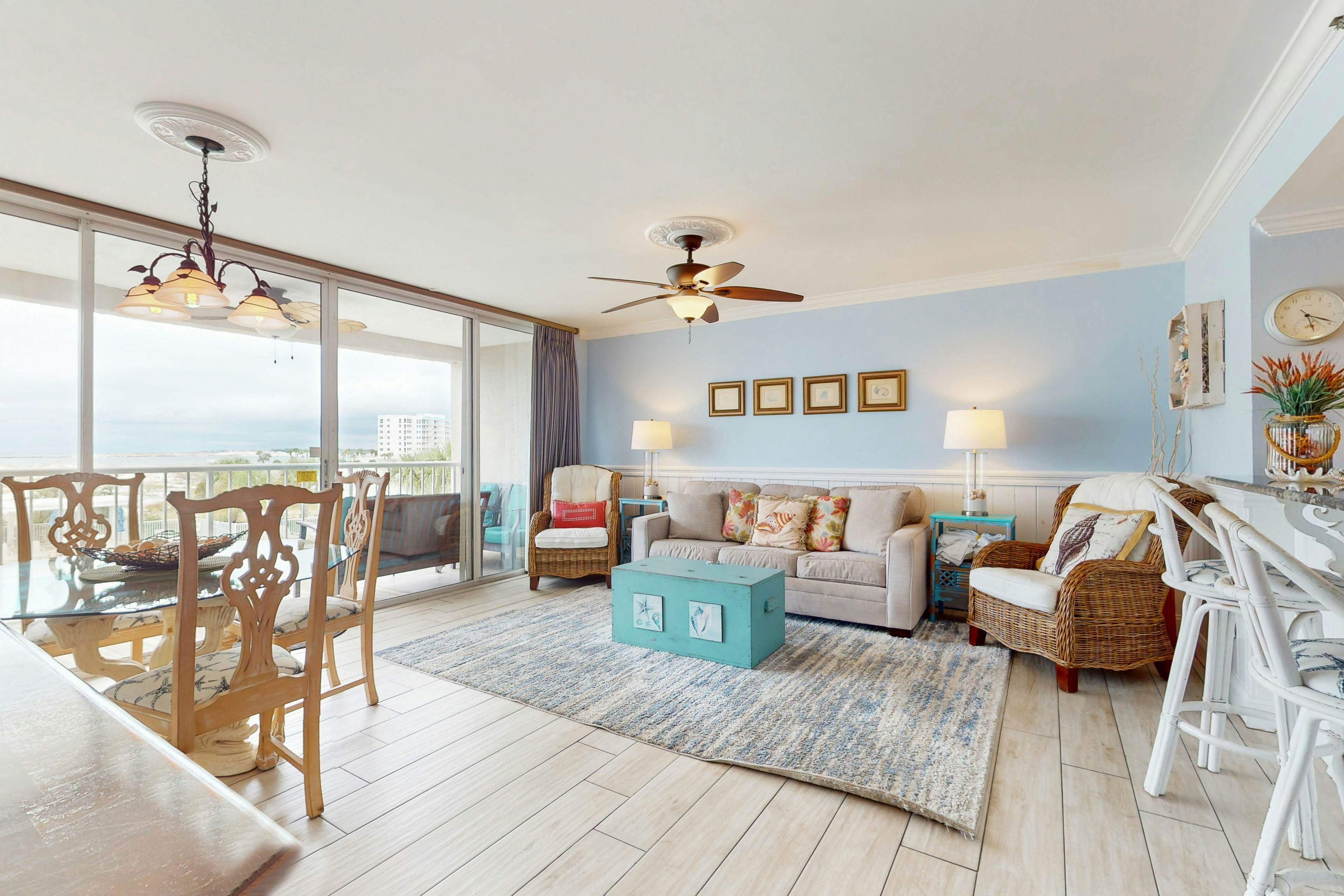 Beautiful condo, beach service & bicycles included, close to dining