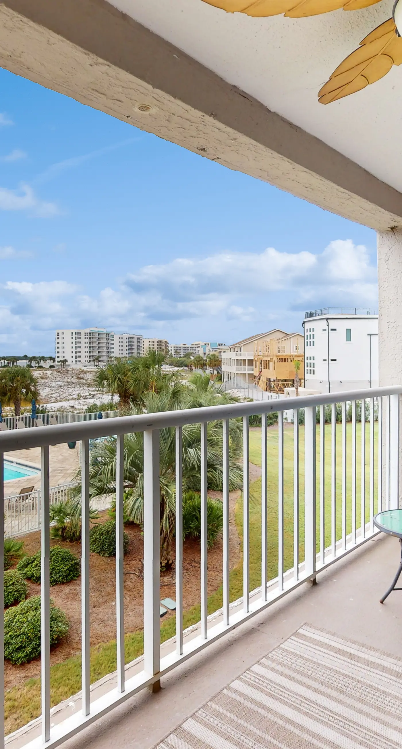 Beautiful condo, beach service & bicycles included, close to dining