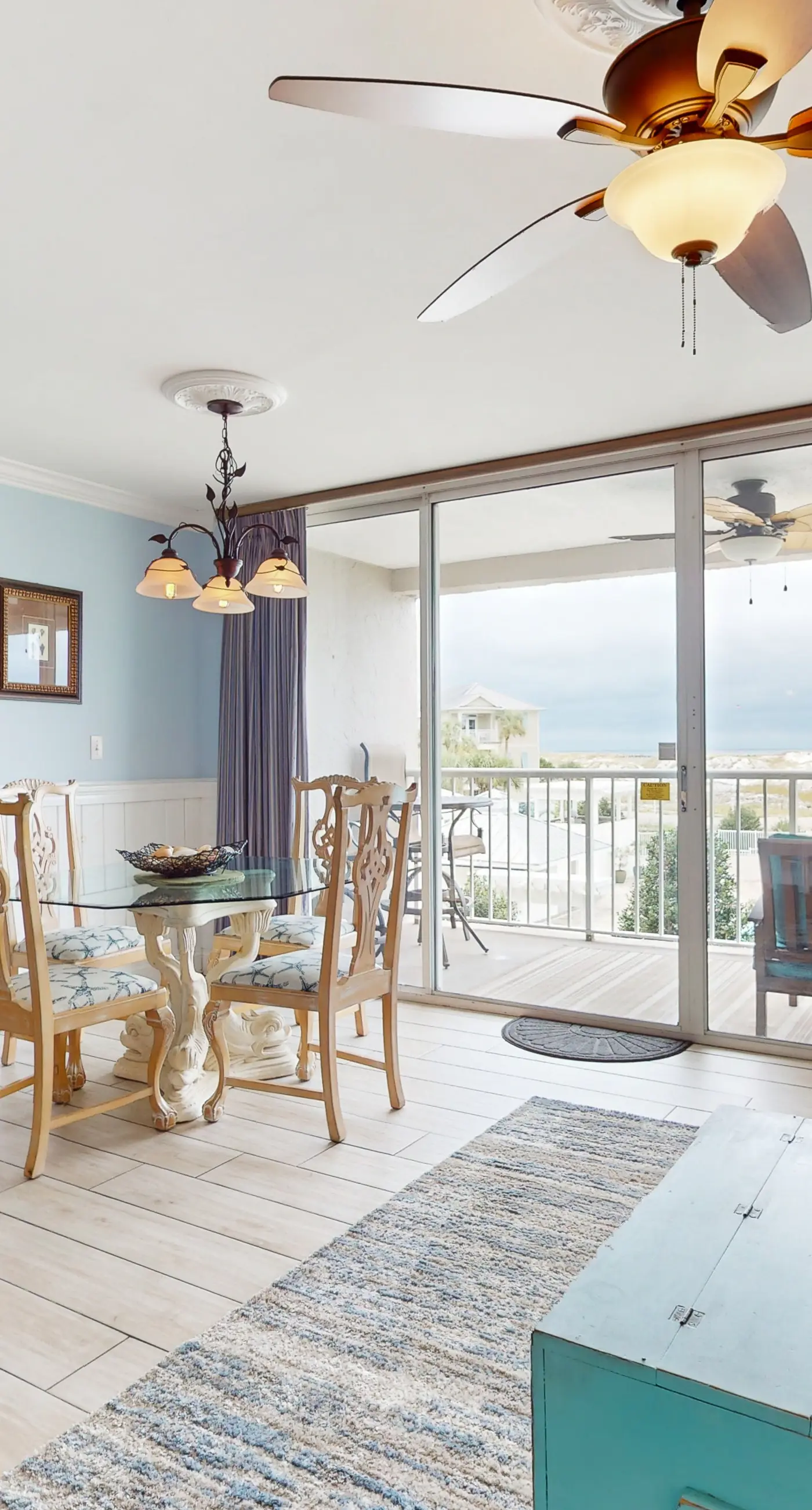 Beautiful condo, beach service & bicycles included, close to dining