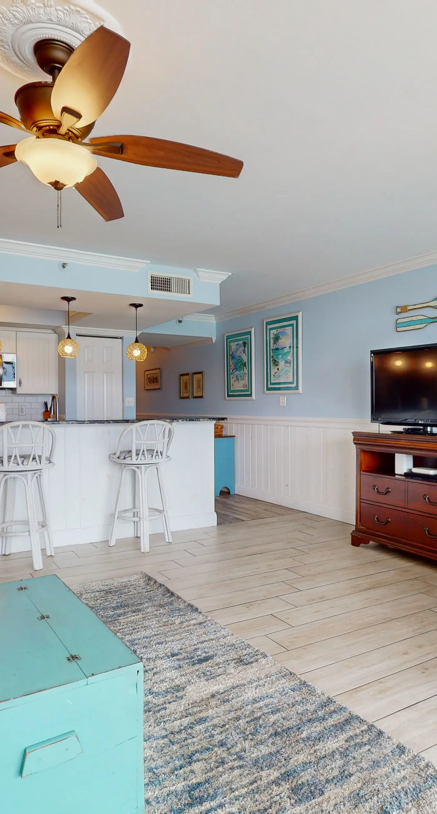 Beautiful condo, beach service & bicycles included, close to dining