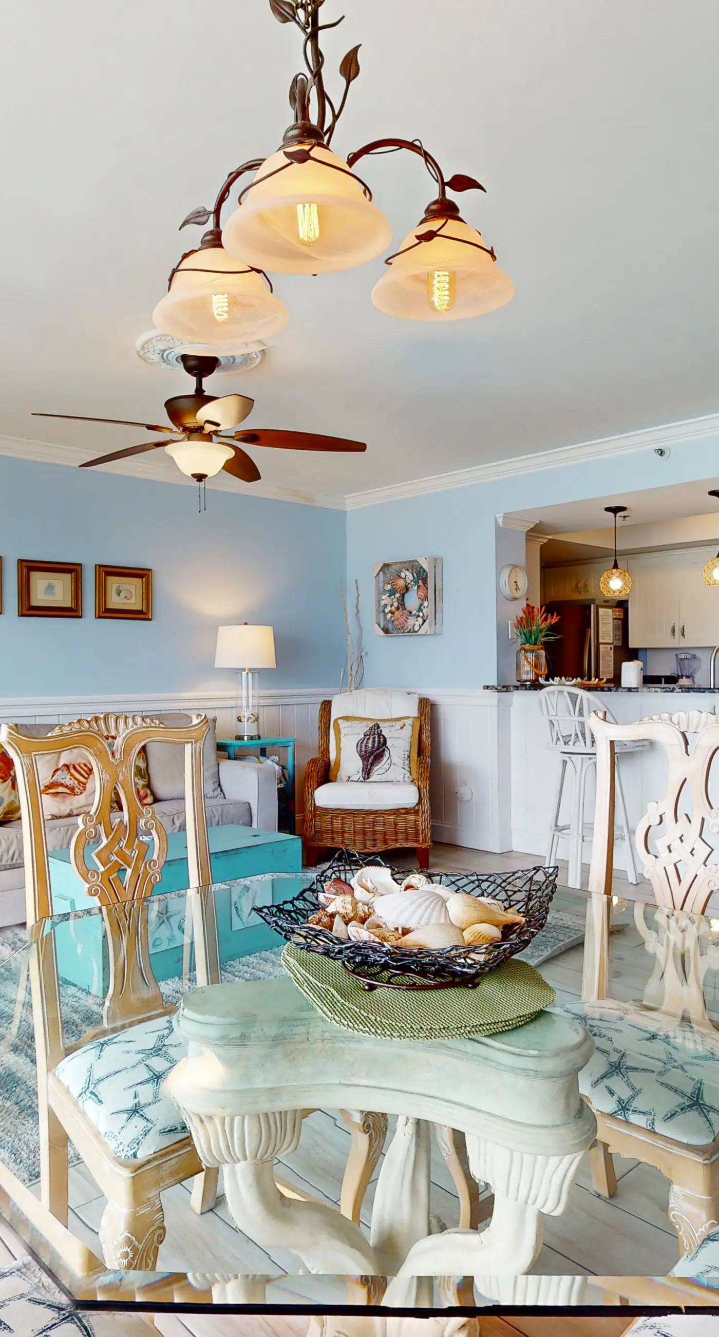 Beautiful condo, beach service & bicycles included, close to dining