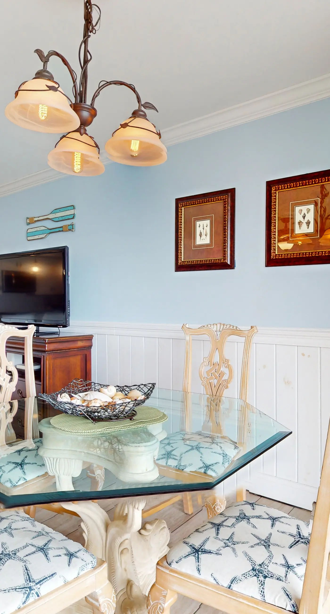 Beautiful condo, beach service & bicycles included, close to dining
