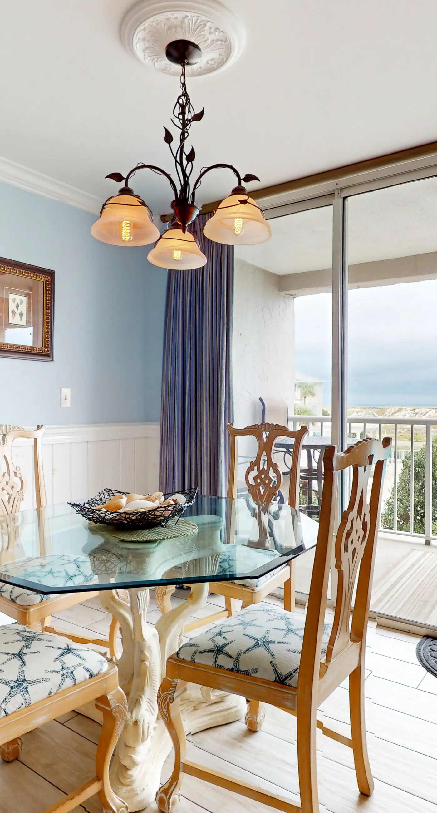 Beautiful condo, beach service & bicycles included, close to dining
