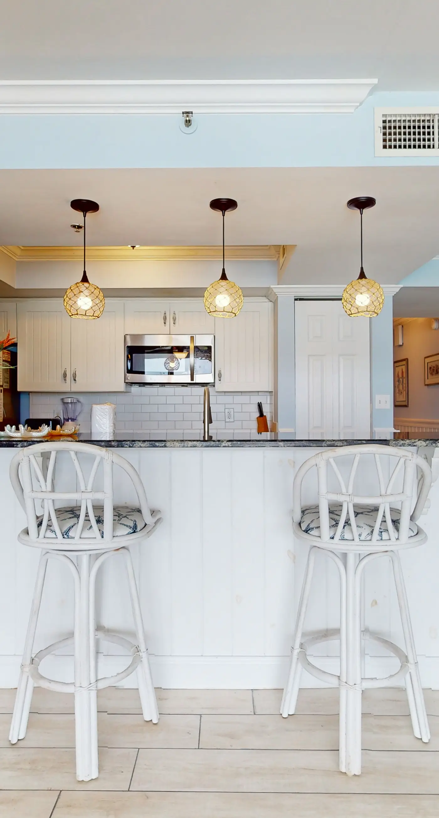 Beautiful condo, beach service & bicycles included, close to dining