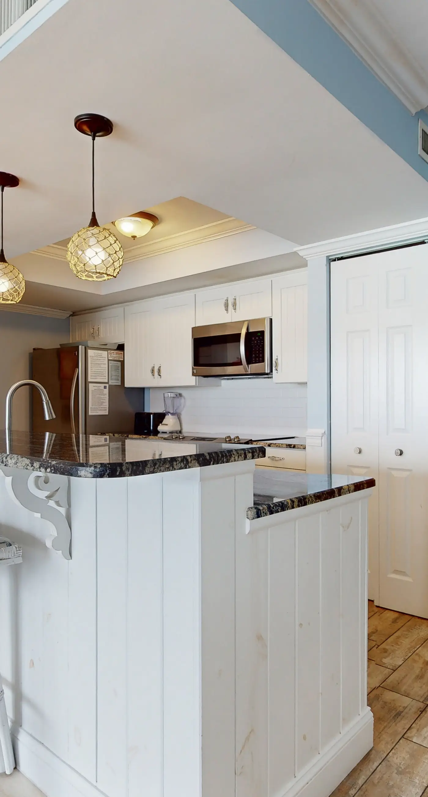 Beautiful condo, beach service & bicycles included, close to dining