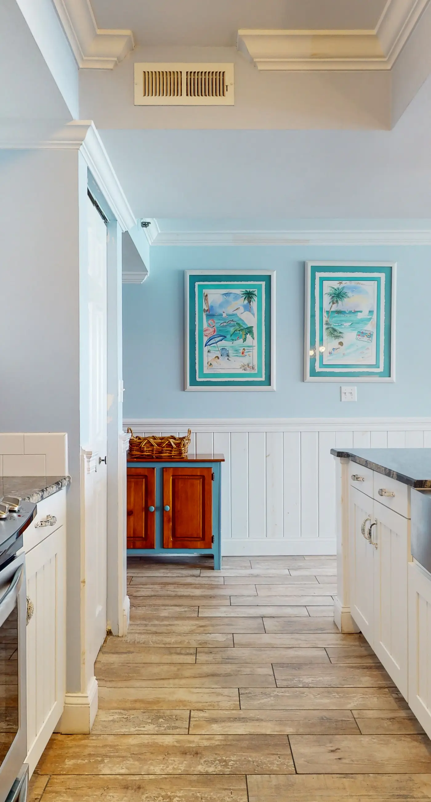 Beautiful condo, beach service & bicycles included, close to dining