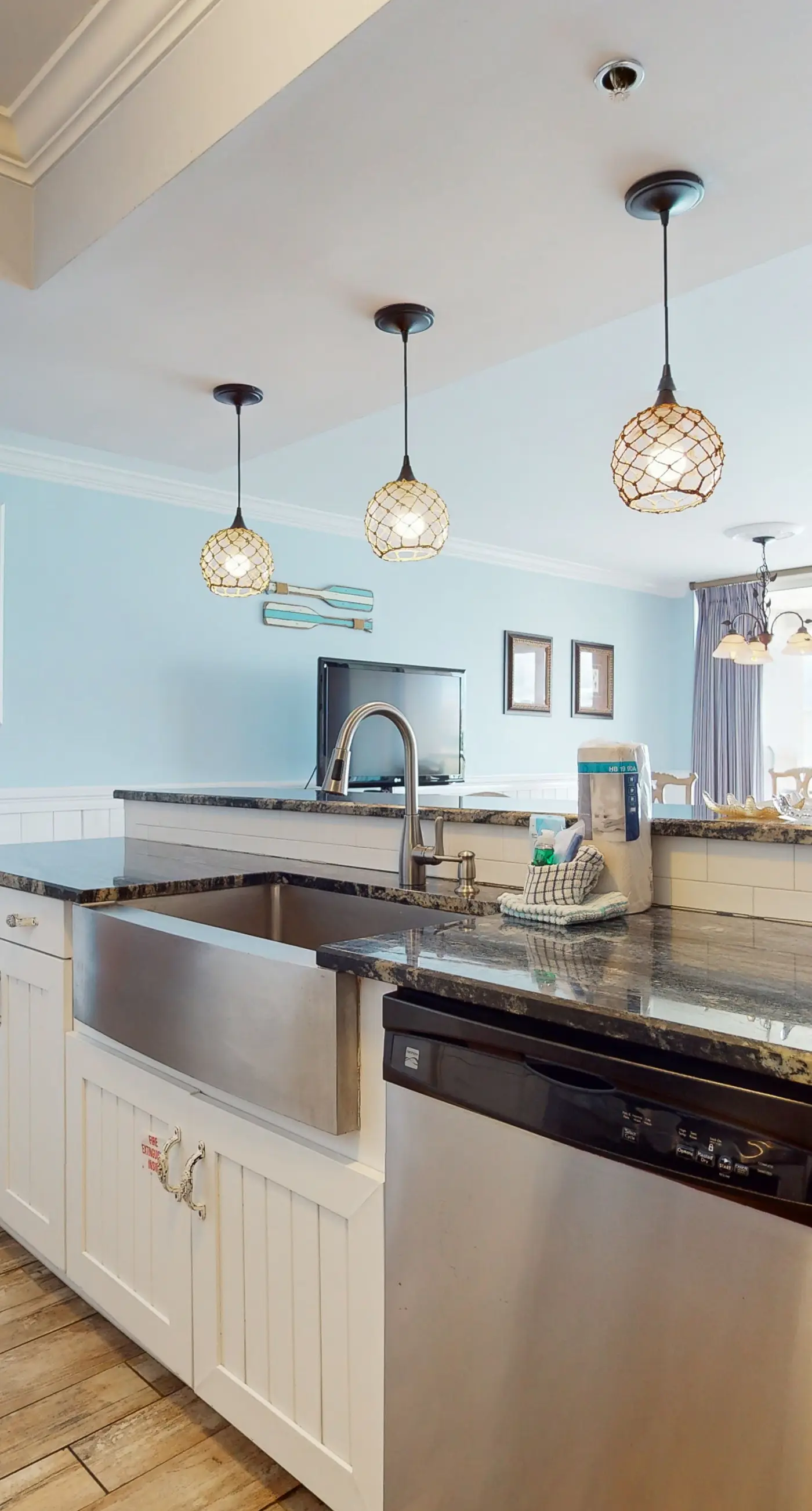 Beautiful condo, beach service & bicycles included, close to dining