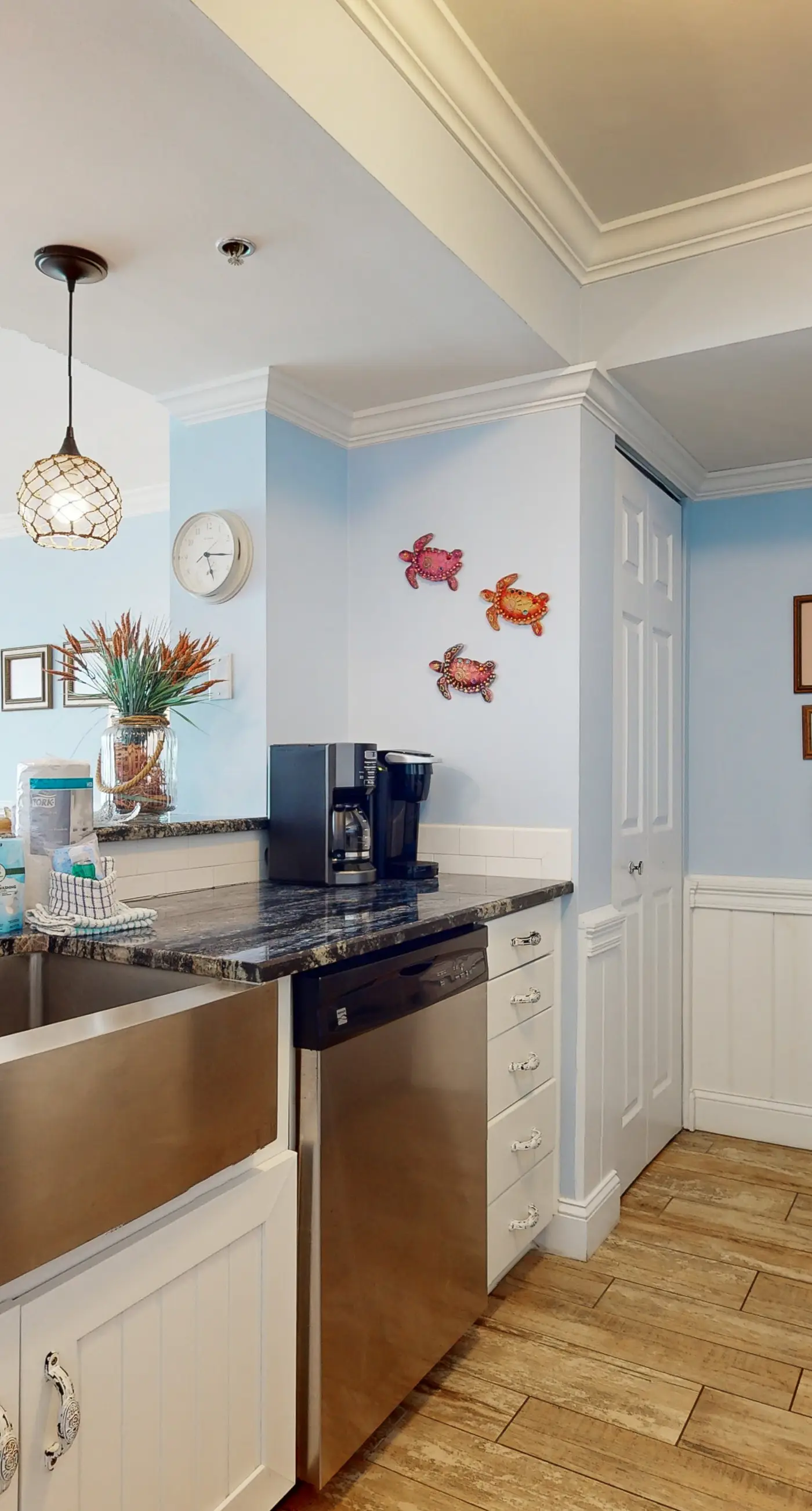 Beautiful condo, beach service & bicycles included, close to dining