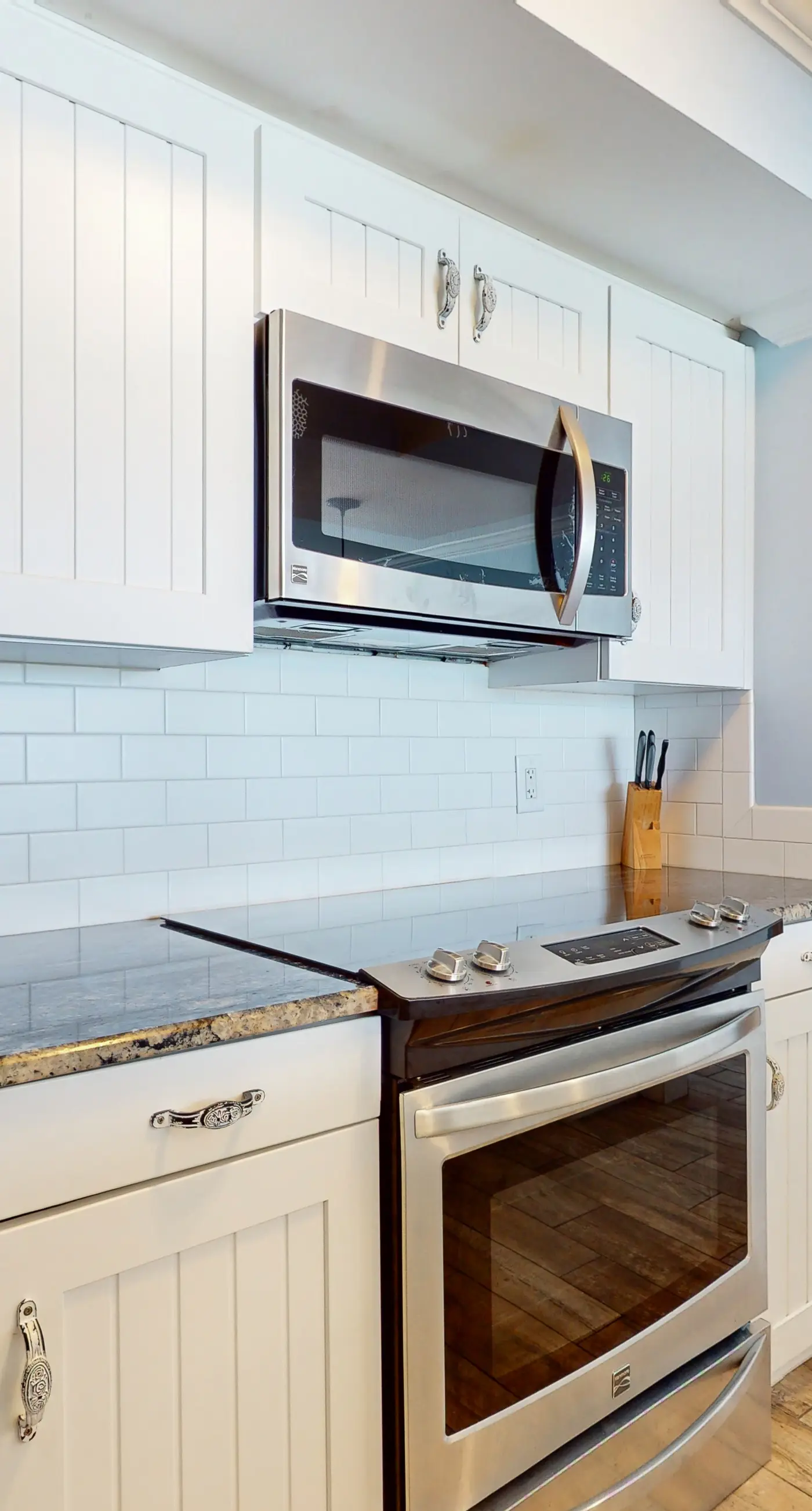 Beautiful condo, beach service & bicycles included, close to dining