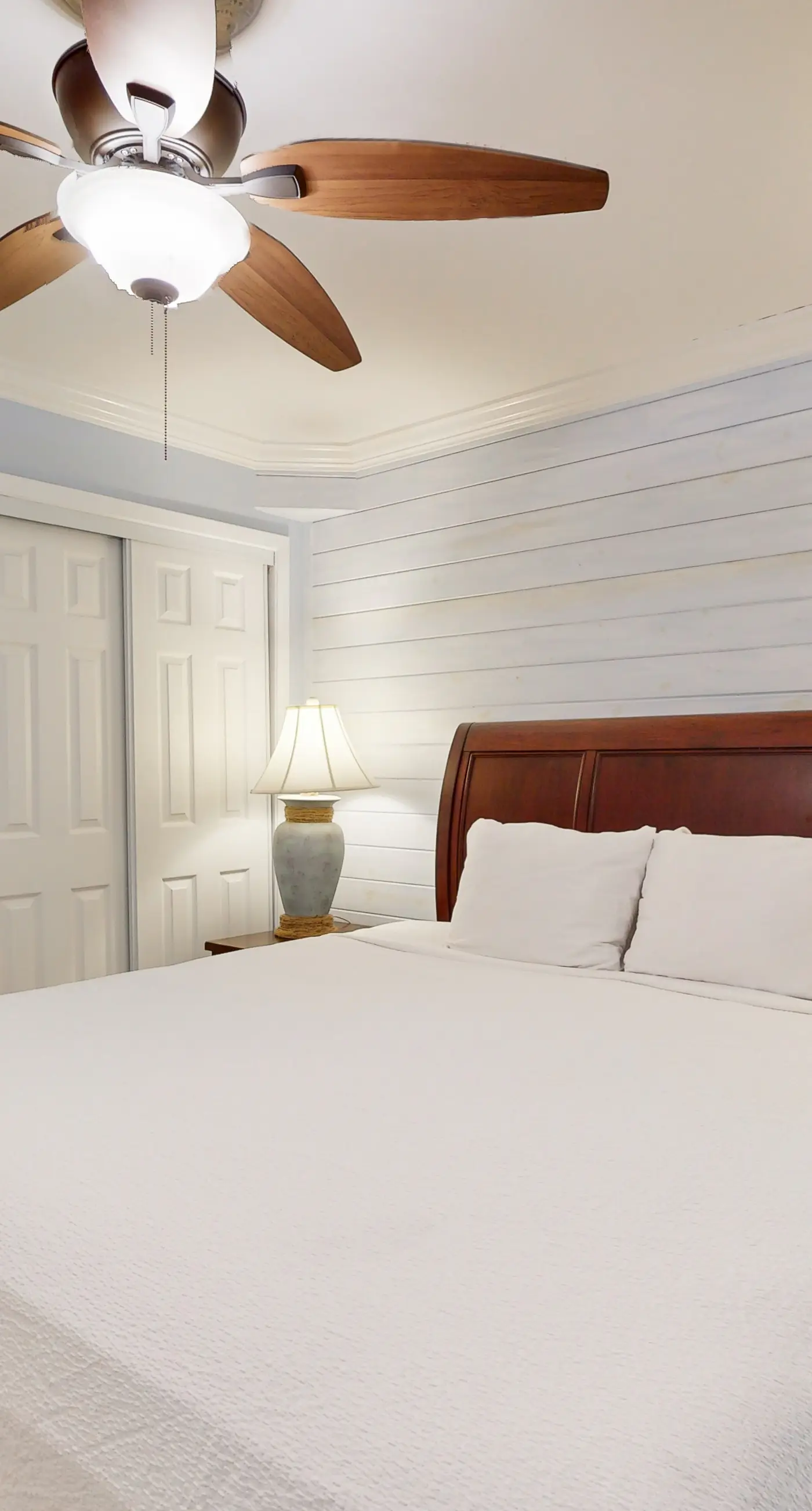 Beautiful condo, beach service & bicycles included, close to dining