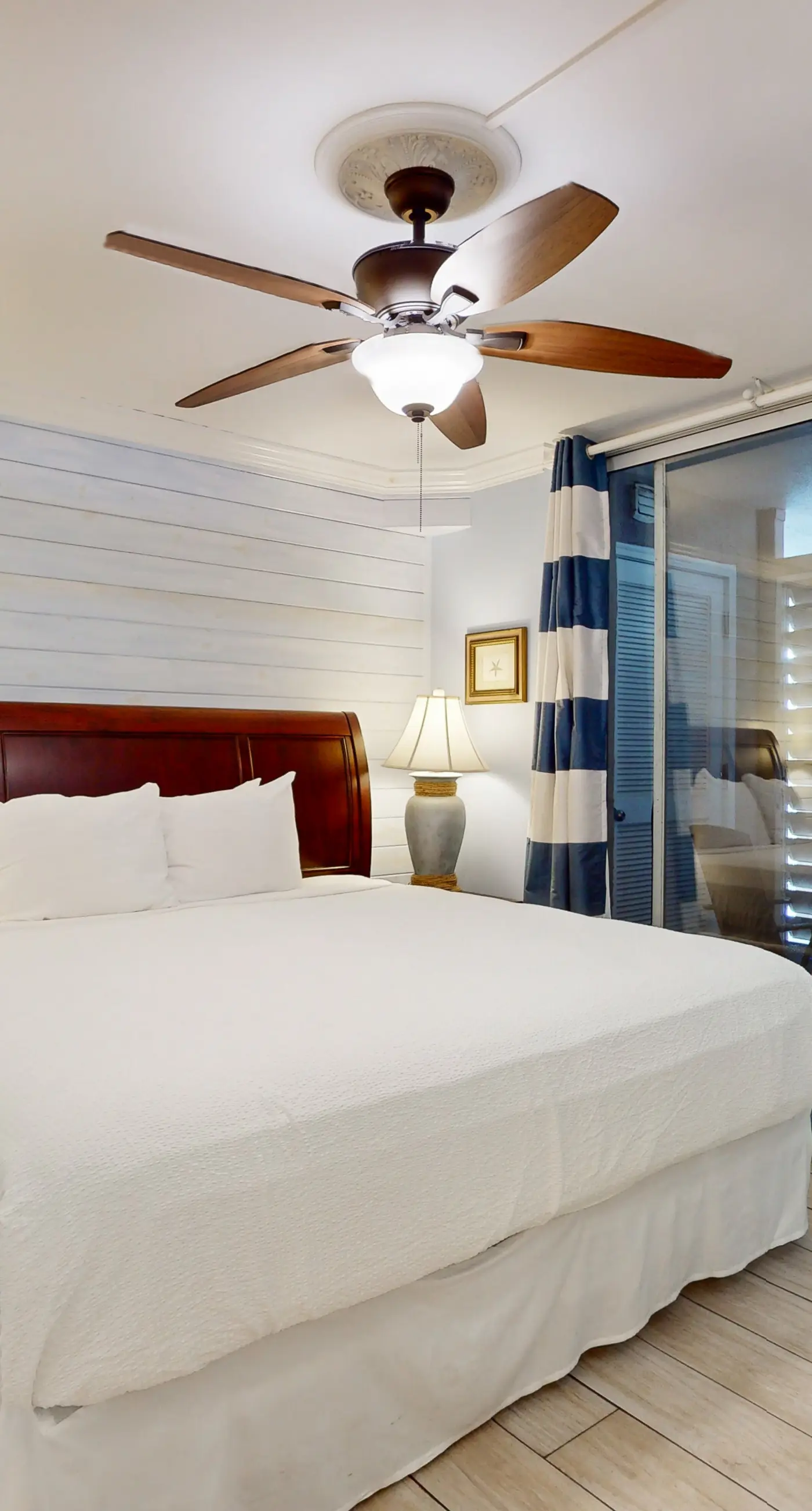 Beautiful condo, beach service & bicycles included, close to dining